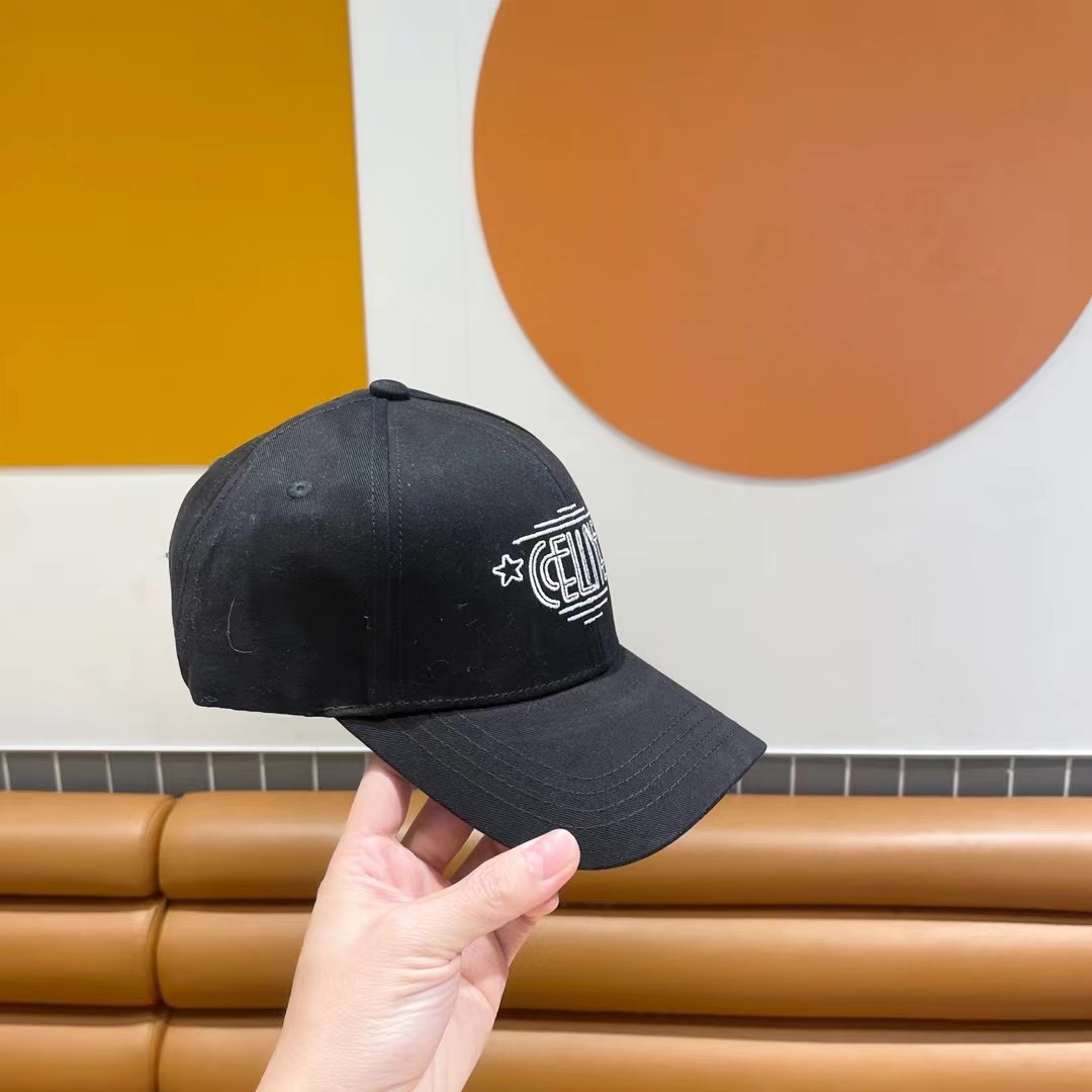   CELINE赛琳 新款专柜同步刺绣棒球帽 
新款上架💙💙 今年赛琳家每款帽子都想拥有～
设计轻易休闲