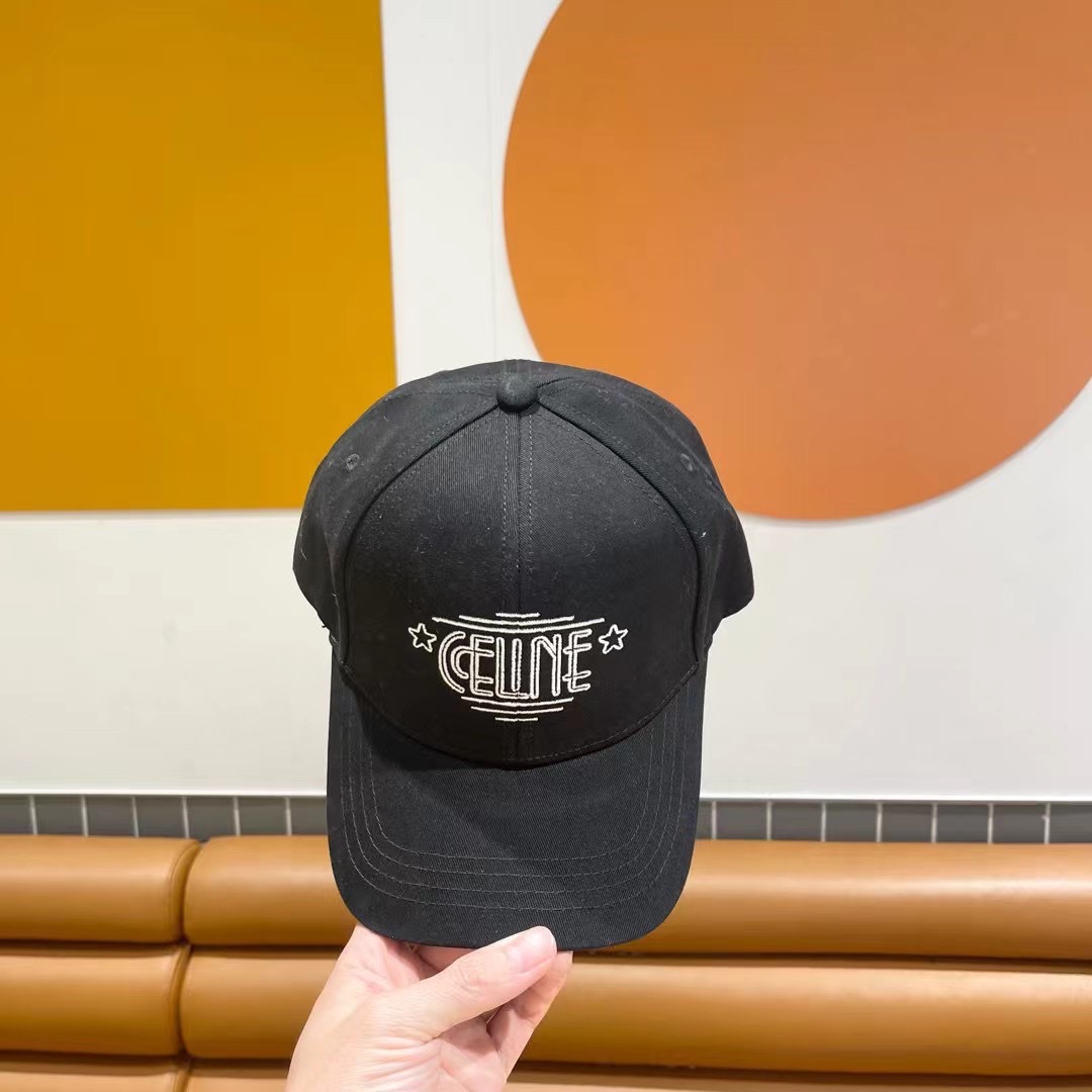   CELINE赛琳 新款专柜同步刺绣棒球帽 
新款上架💙💙 今年赛琳家每款帽子都想拥有～
设计轻易休闲