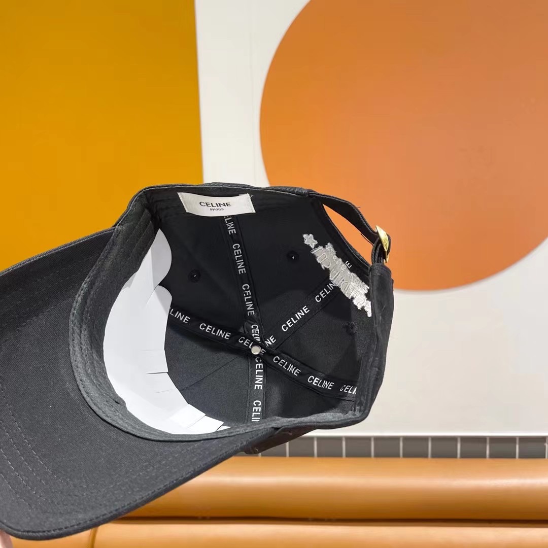   CELINE赛琳 新款专柜同步刺绣棒球帽 
新款上架💙💙 今年赛琳家每款帽子都想拥有～
设计轻易休闲