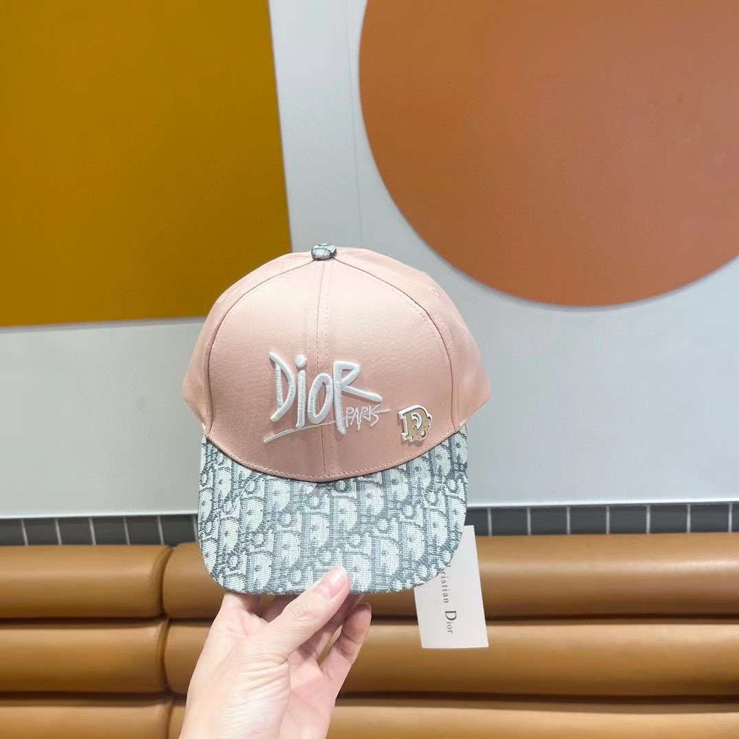  Dior(迪奥)经典款原单棒球帽， 精致純也格调很有感觉，很酷很时尚，专柜断货热门，质量超赞