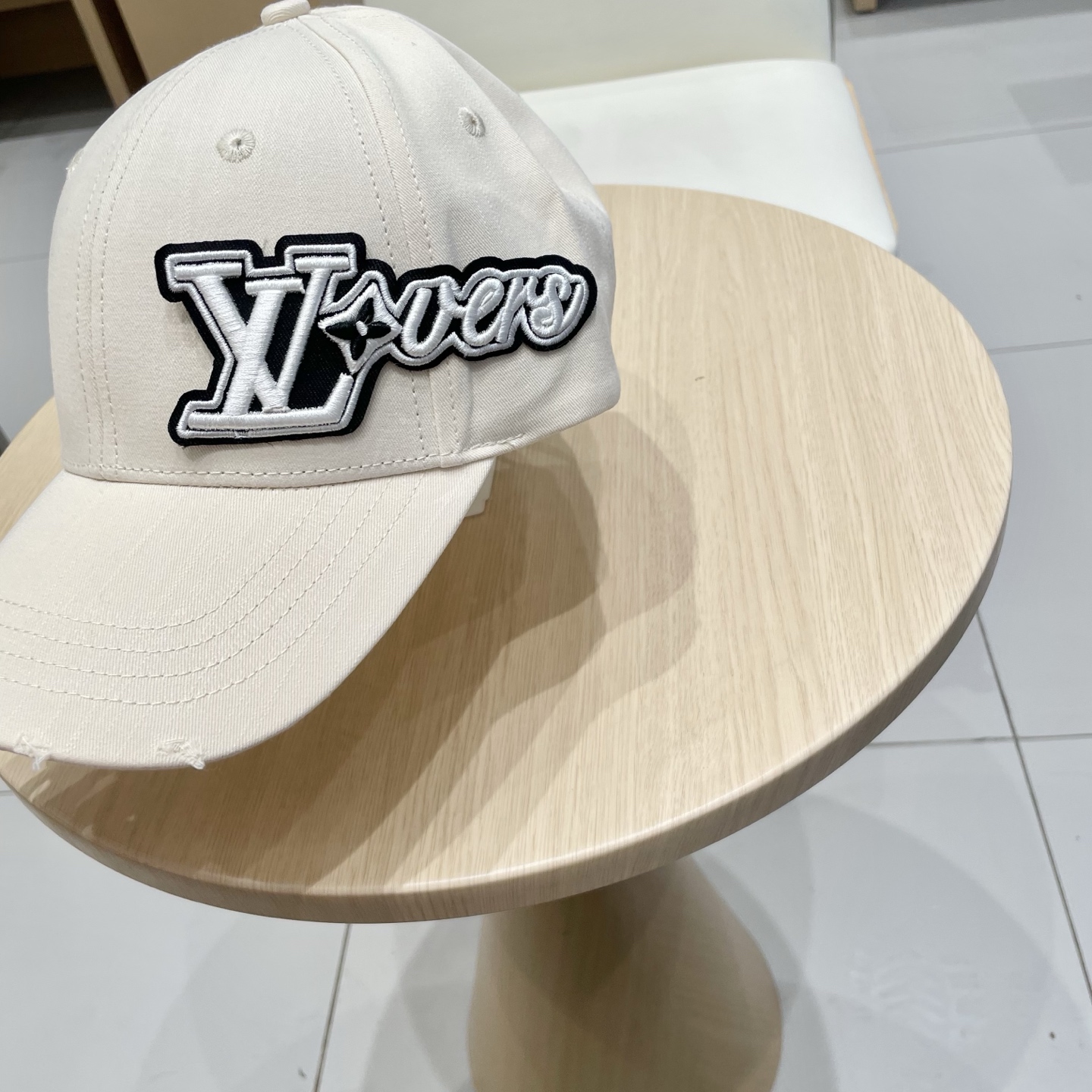   lv路易威登高端潮牌春夏新款四季百搭男女个性时尚铁环显脸小鸭舌帽棒球帽子