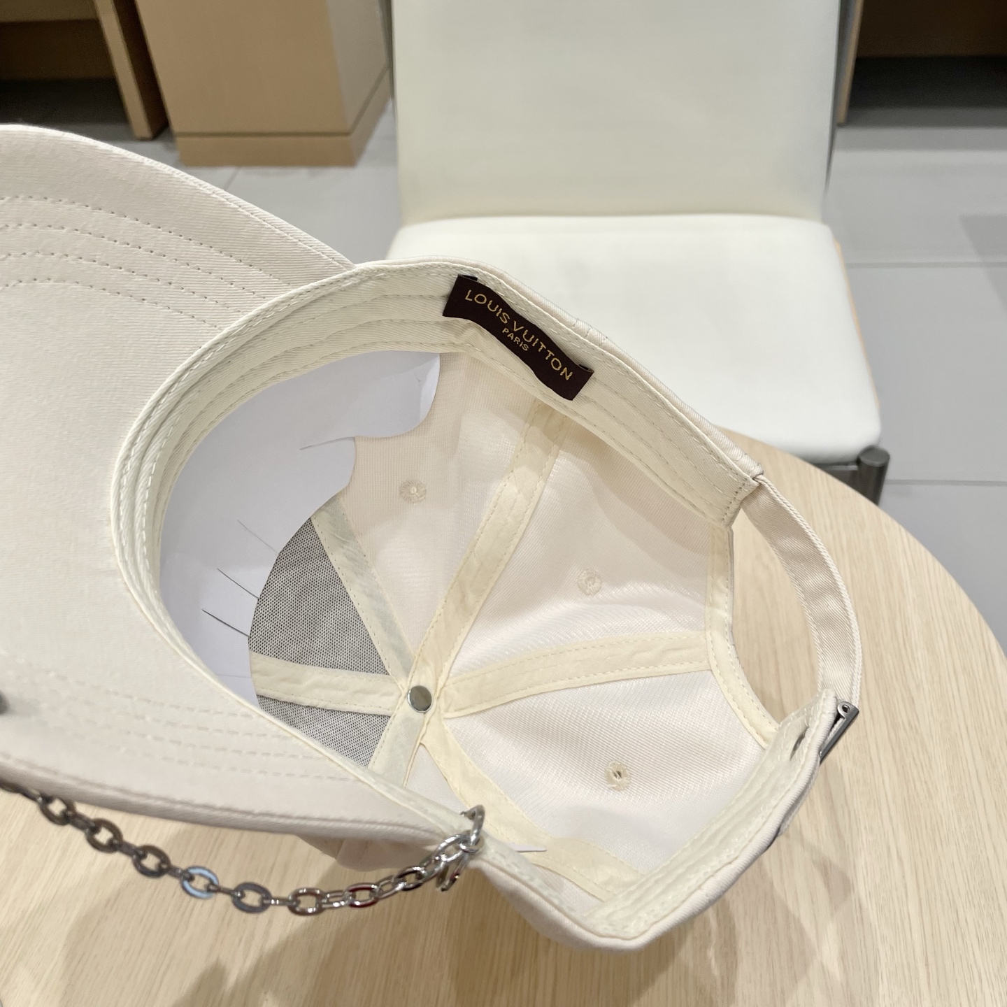   lv路易威登高端潮牌春夏新款四季百搭男女个性时尚铁环显脸小鸭舌帽棒球帽子