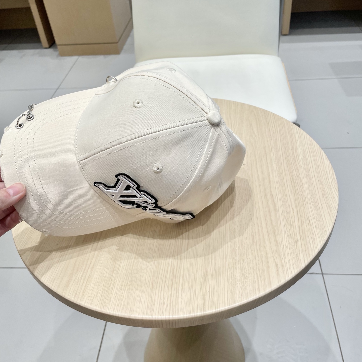   lv路易威登高端潮牌春夏新款四季百搭男女个性时尚铁环显脸小鸭舌帽棒球帽子