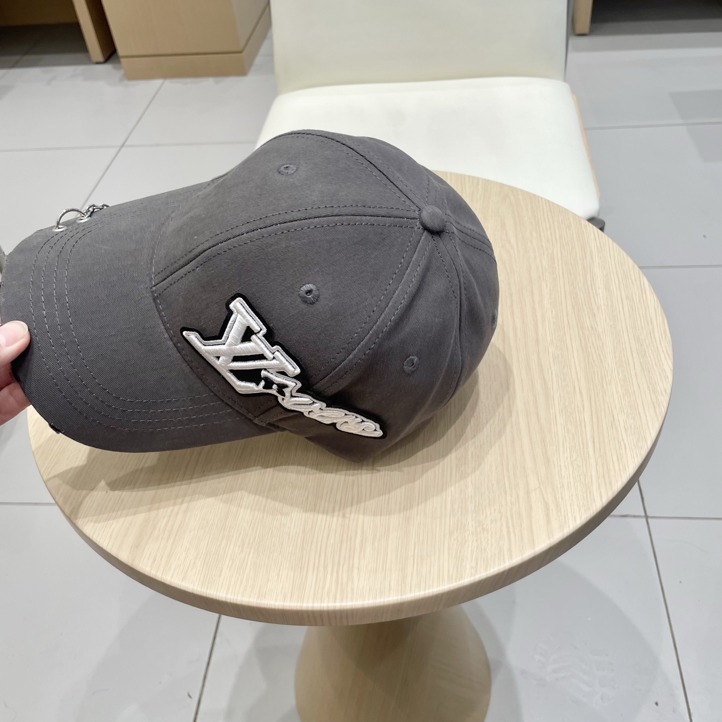   lv路易威登高端潮牌春夏新款四季百搭男女个性时尚铁环显脸小鸭舌帽棒球帽子