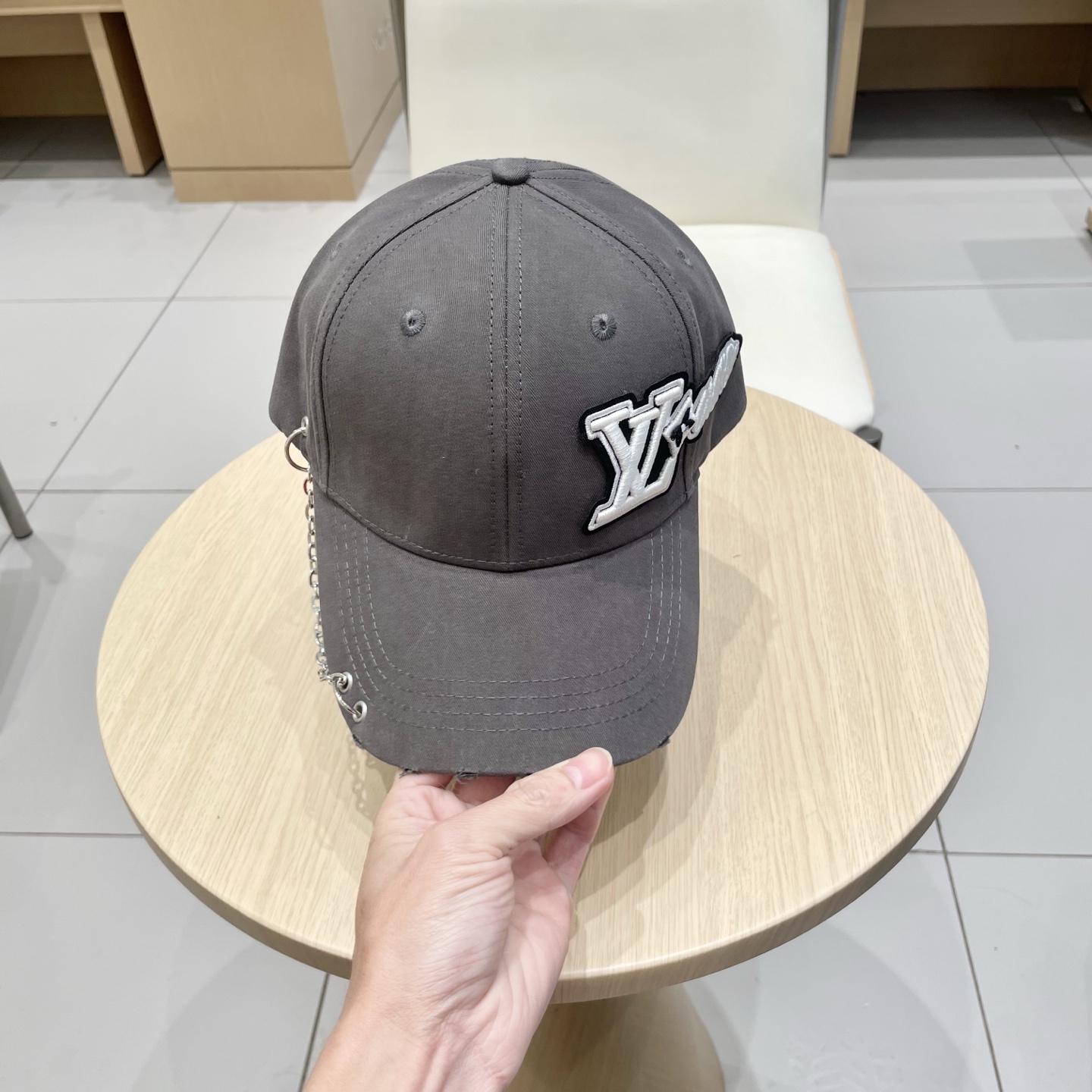   lv路易威登高端潮牌春夏新款四季百搭男女个性时尚铁环显脸小鸭舌帽棒球帽子