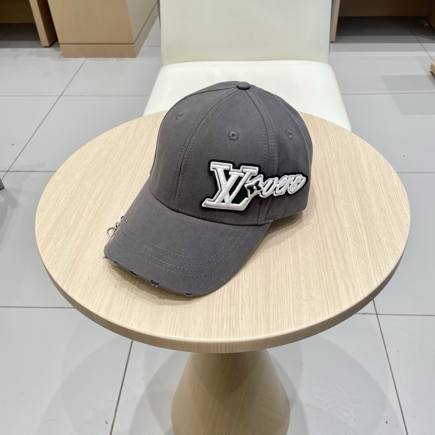   lv路易威登高端潮牌春夏新款四季百搭男女个性时尚铁环显脸小鸭舌帽棒球帽子