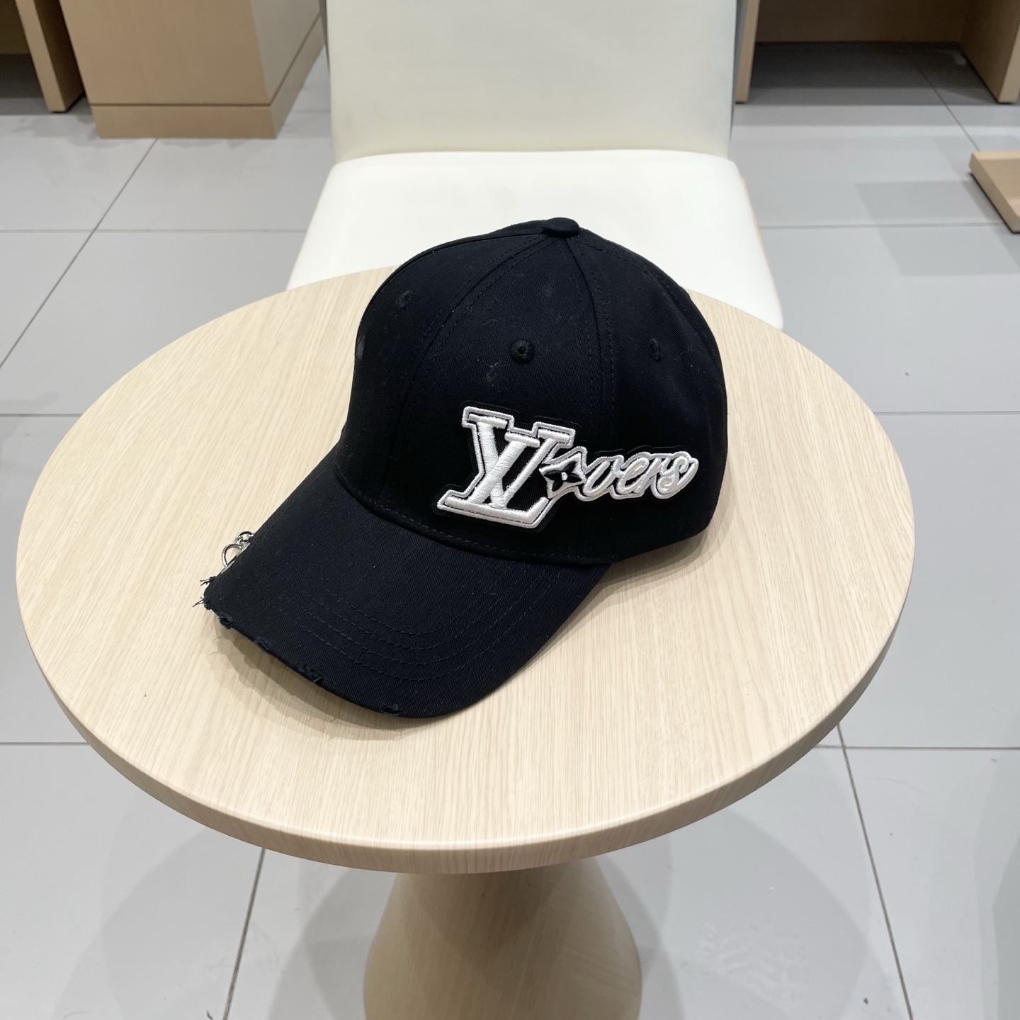   lv路易威登高端潮牌春夏新款四季百搭男女个性时尚铁环显脸小鸭舌帽棒球帽子