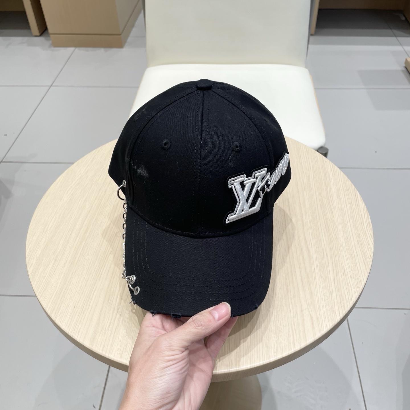   lv路易威登高端潮牌春夏新款四季百搭男女个性时尚铁环显脸小鸭舌帽棒球帽子