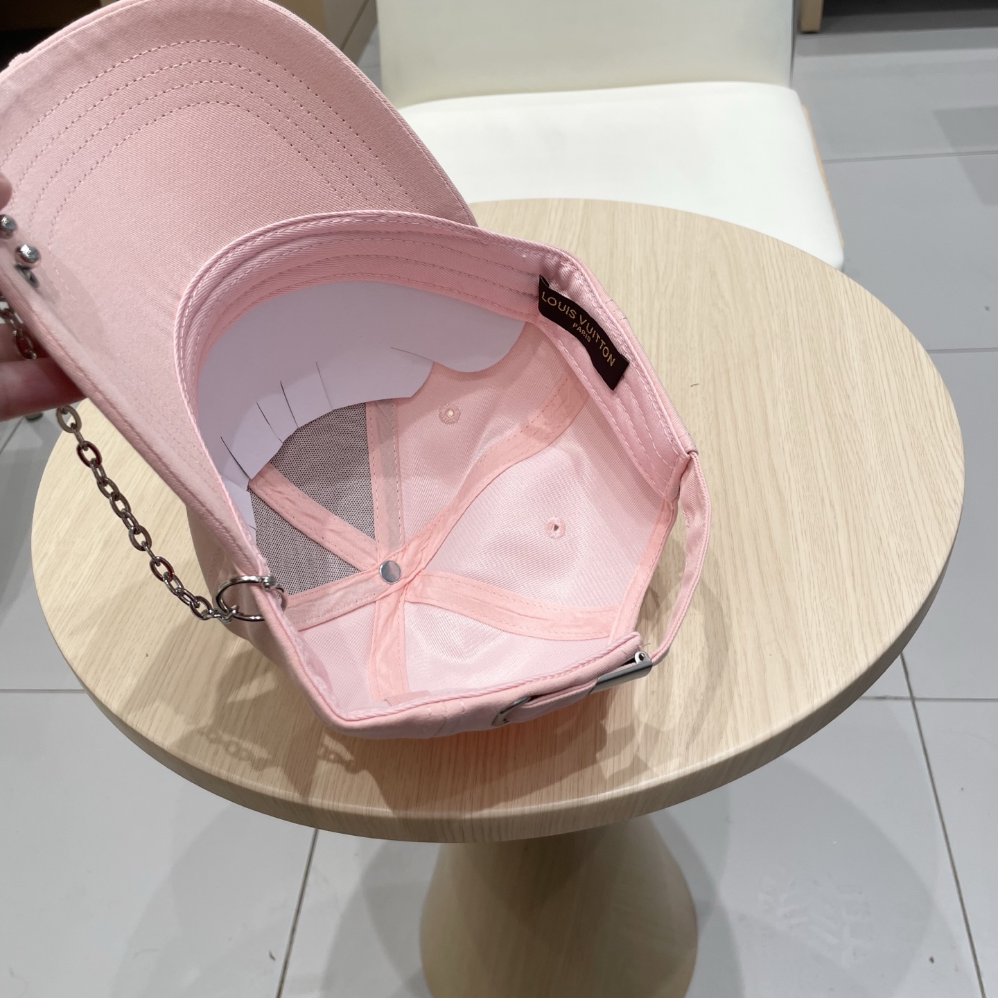   lv路易威登高端潮牌春夏新款四季百搭男女个性时尚铁环显脸小鸭舌帽棒球帽子