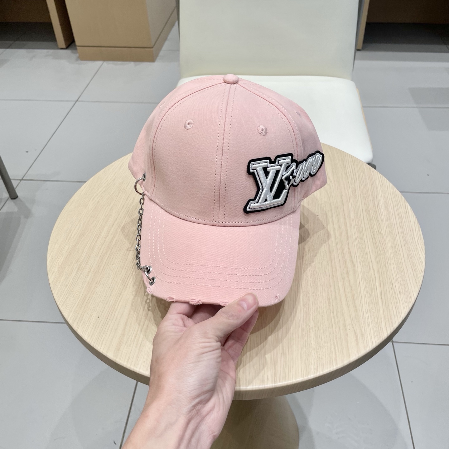   lv路易威登高端潮牌春夏新款四季百搭男女个性时尚铁环显脸小鸭舌帽棒球帽子