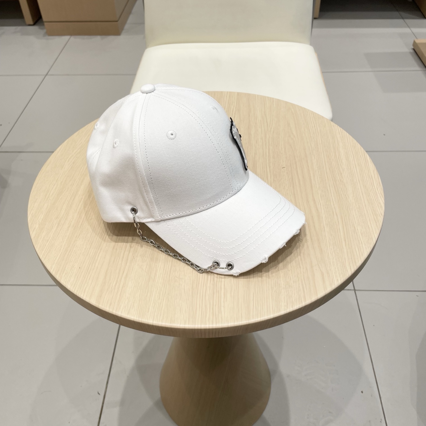   lv路易威登高端潮牌春夏新款四季百搭男女个性时尚铁环显脸小鸭舌帽棒球帽子