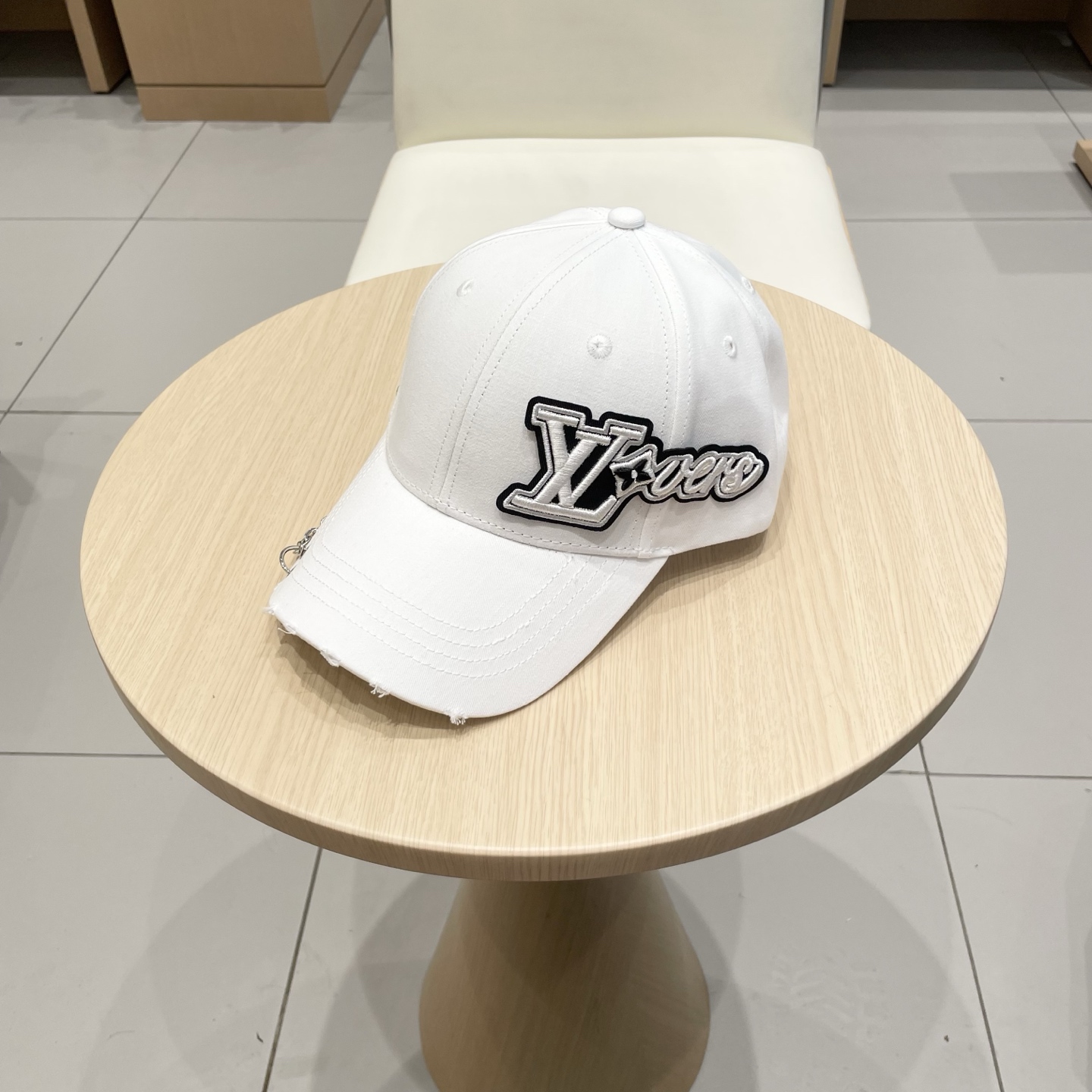   lv路易威登高端潮牌春夏新款四季百搭男女个性时尚铁环显脸小鸭舌帽棒球帽子