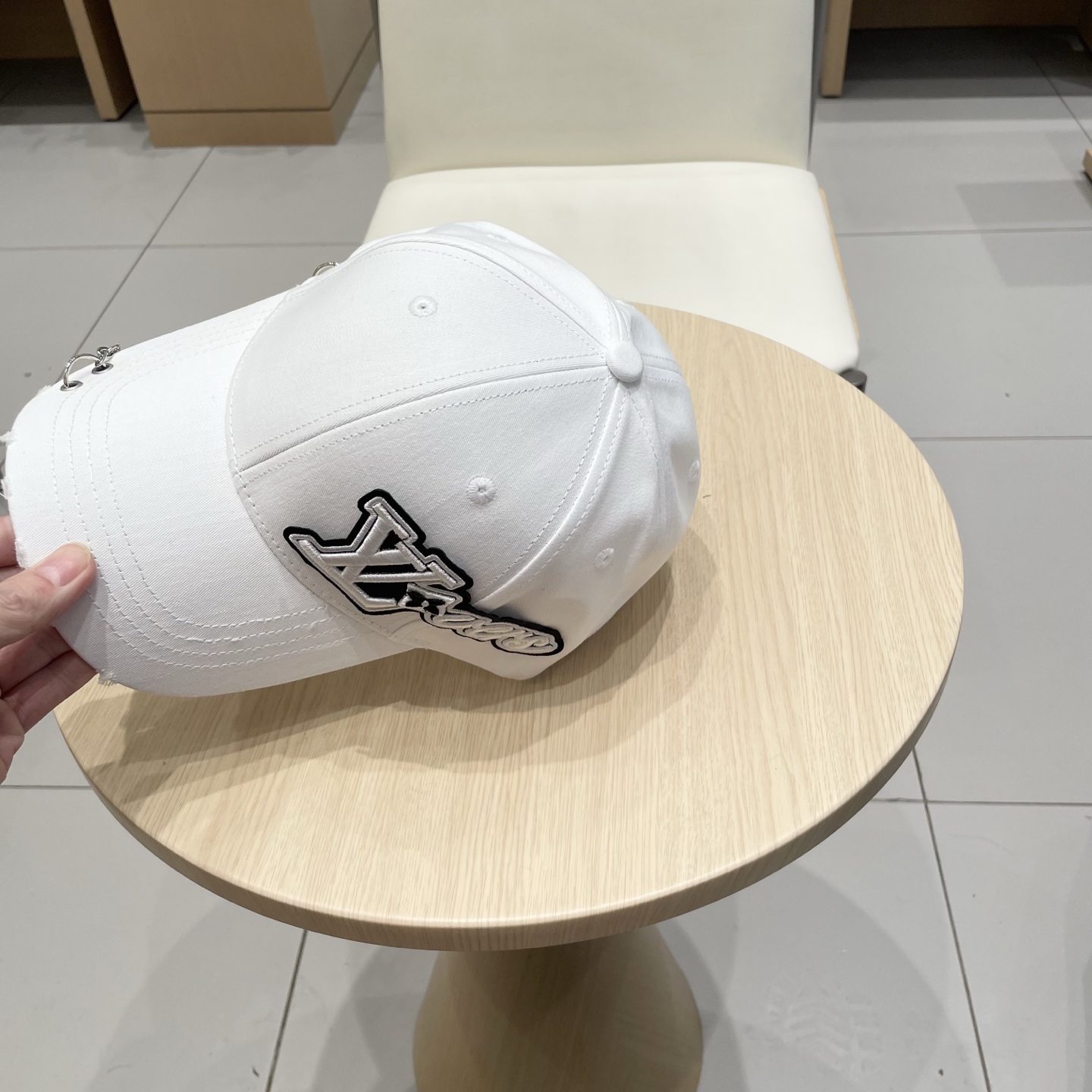   lv路易威登高端潮牌春夏新款四季百搭男女个性时尚铁环显脸小鸭舌帽棒球帽子