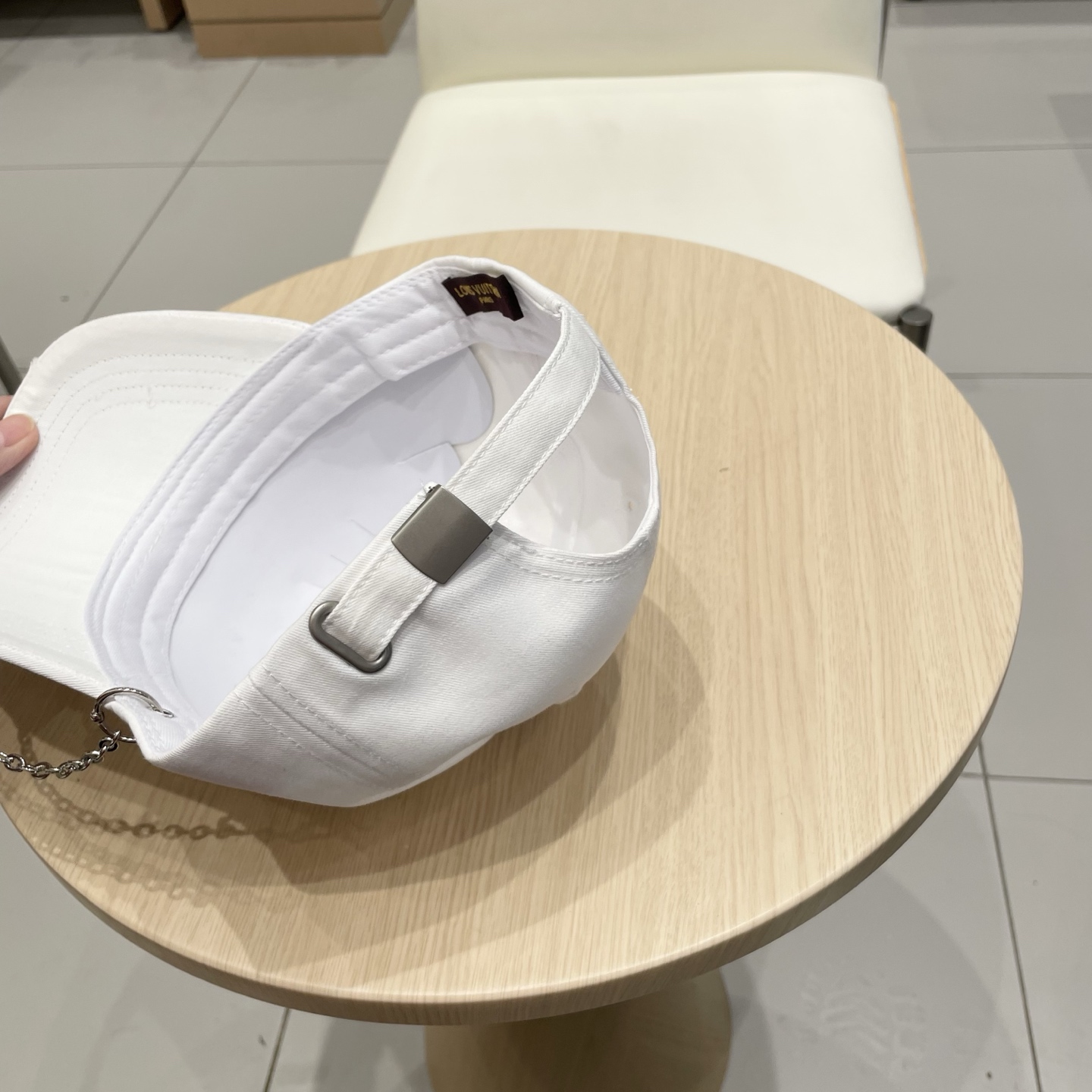   lv路易威登高端潮牌春夏新款四季百搭男女个性时尚铁环显脸小鸭舌帽棒球帽子