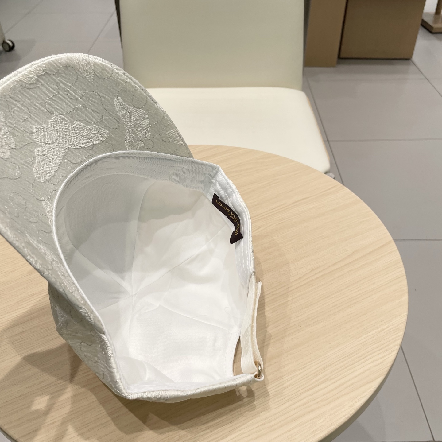  LV路易威登高版本专柜爆款棒球帽  重工打造♥️高端大气，百搭款🤗男女通用！