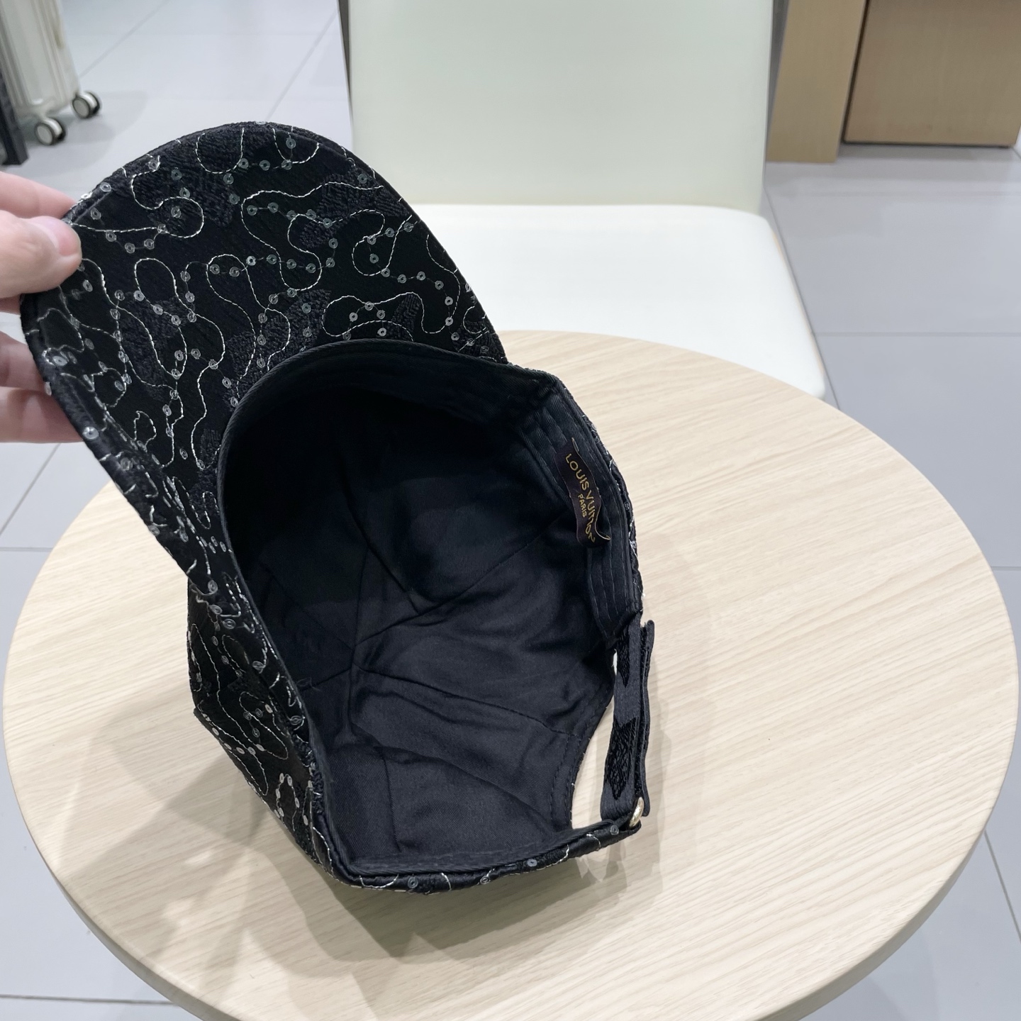  LV路易威登高版本专柜爆款棒球帽  重工打造♥️高端大气，百搭款🤗男女通用！