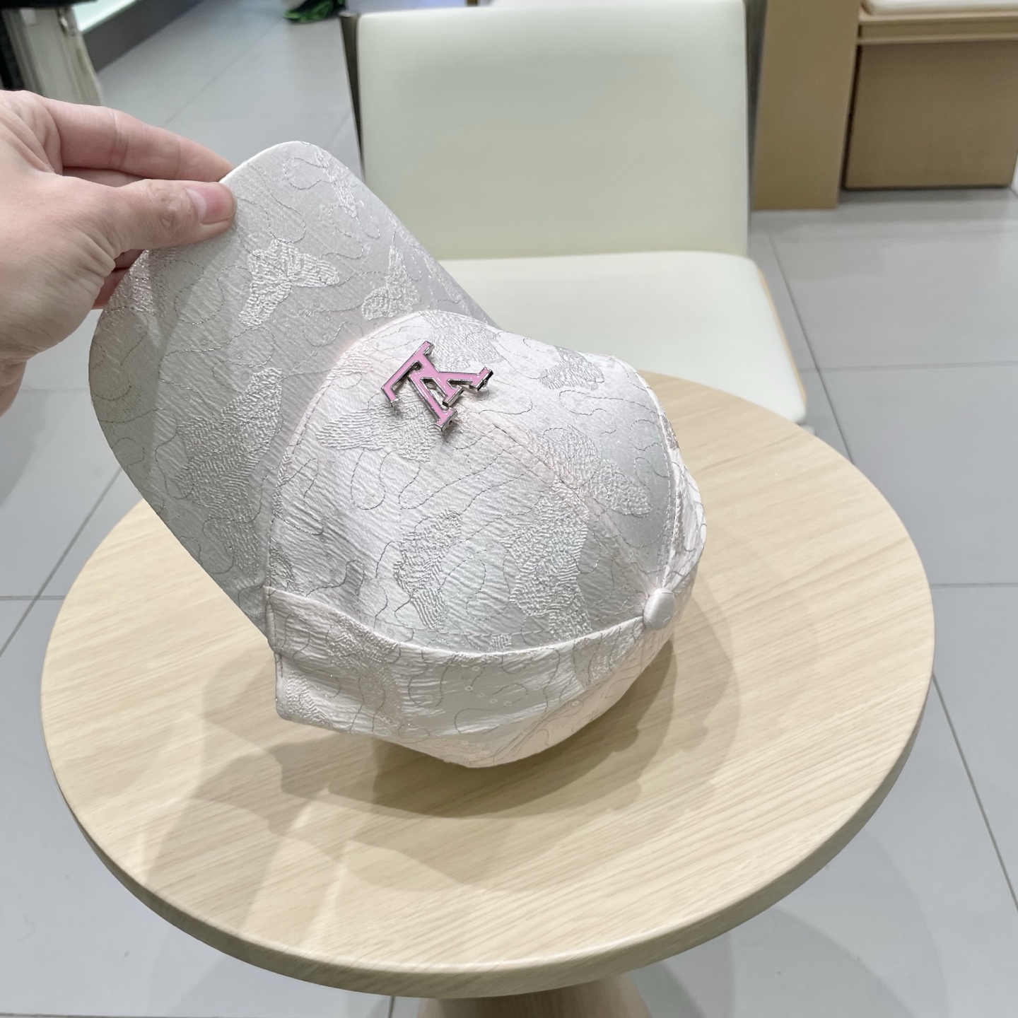  LV路易威登高版本专柜爆款棒球帽  重工打造♥️高端大气，百搭款🤗男女通用！