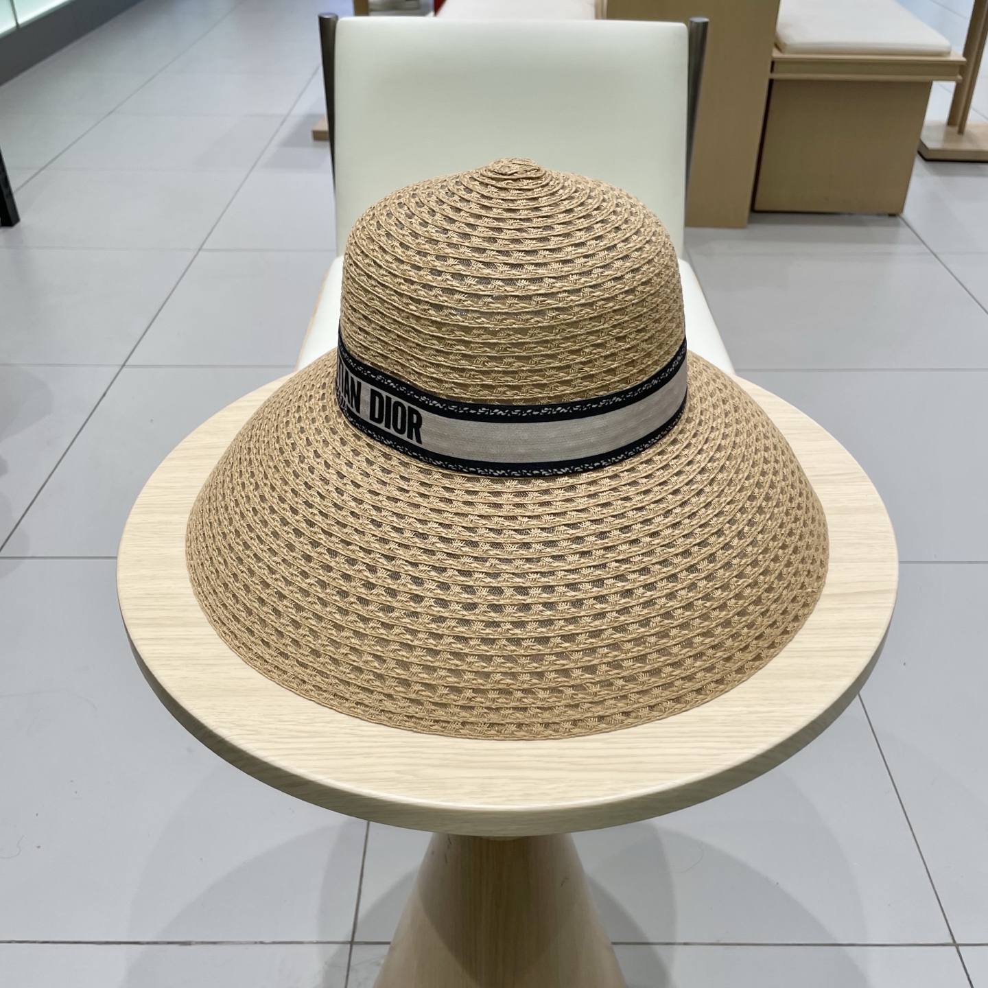  DIOR迪奥春夏新字母标草编渔夫帽显脸小盆帽防晒透气遮阳帽宽檐草帽女