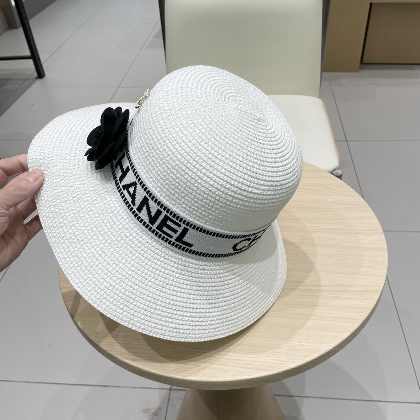  Chanel 渔夫帽子女夏季圆顶帽日系百搭出游防晒草帽韩版字母织带遮阳盆帽