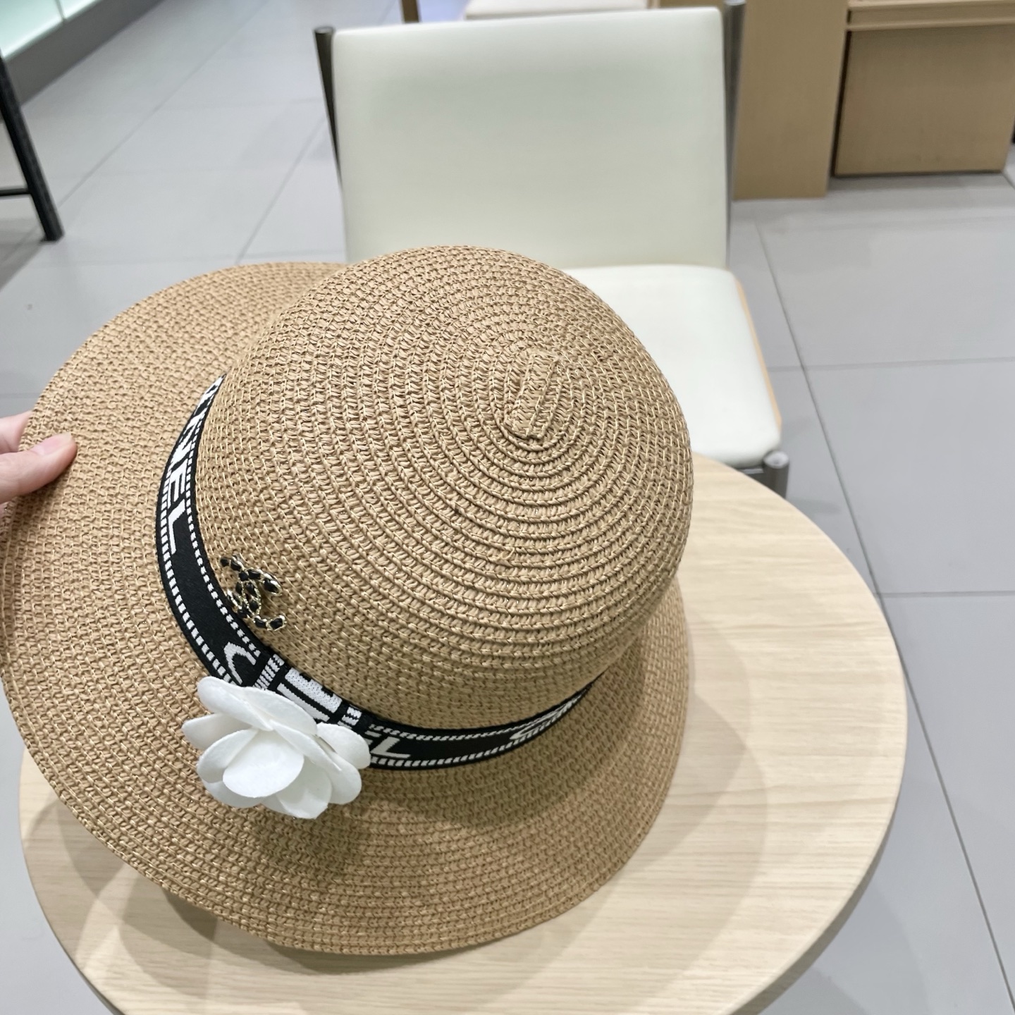  Chanel 渔夫帽子女夏季圆顶帽日系百搭出游防晒草帽韩版字母织带遮阳盆帽