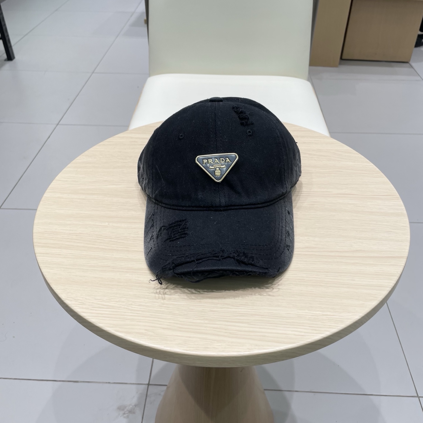 NO:224563,Prada Prada big head ripped American face small baseball hat women spring and summer sun protection old and deepened design sense baseball hat men hat straw hat fisherman hat baseball hat knit hat, hat, prada, prada, espadrilles, hats19860909普拉达Prada大头围破洞美式显脸小棒球帽女春夏防晒做旧加深设计感鸭舌帽子男帽子草帽渔夫帽棒球帽针织帽,帽子,prada,prada,espadrilles,hats,hat