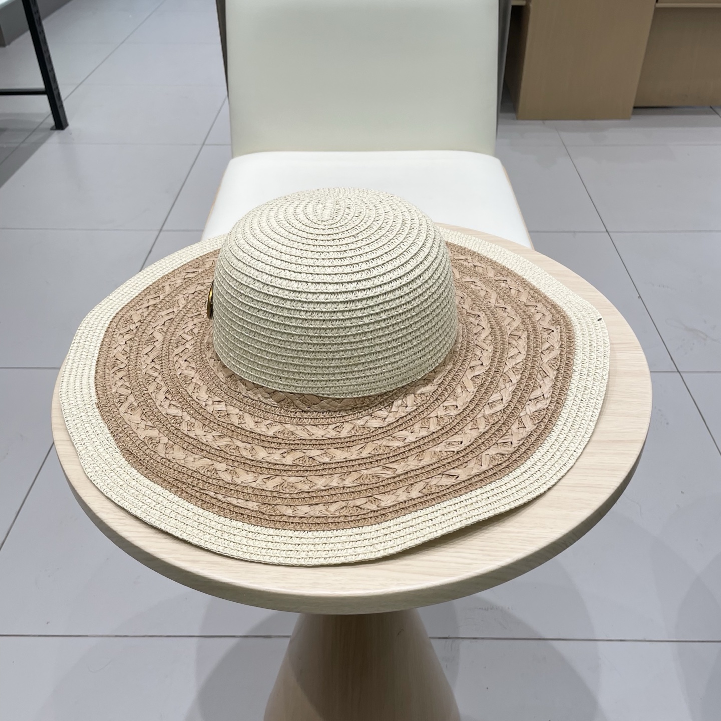 [Gucci Hats]Gucci new bowler hat and straw hat Head circumference 57cm