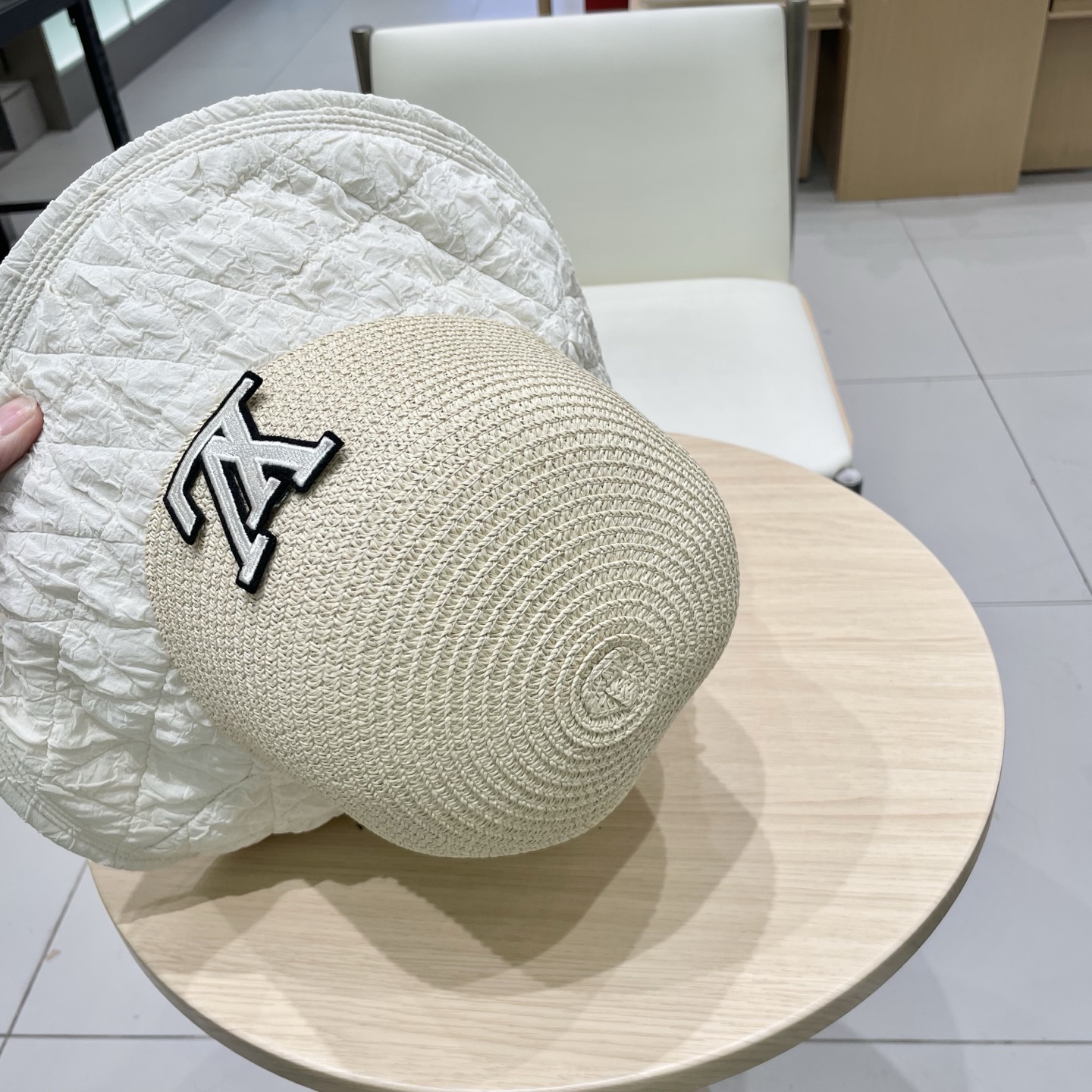   路易威登lVLouisVuitton蝴蝶结渔夫帽女夏季遮阳防晒草帽时尚洋气拼接草编显脸小盆帽