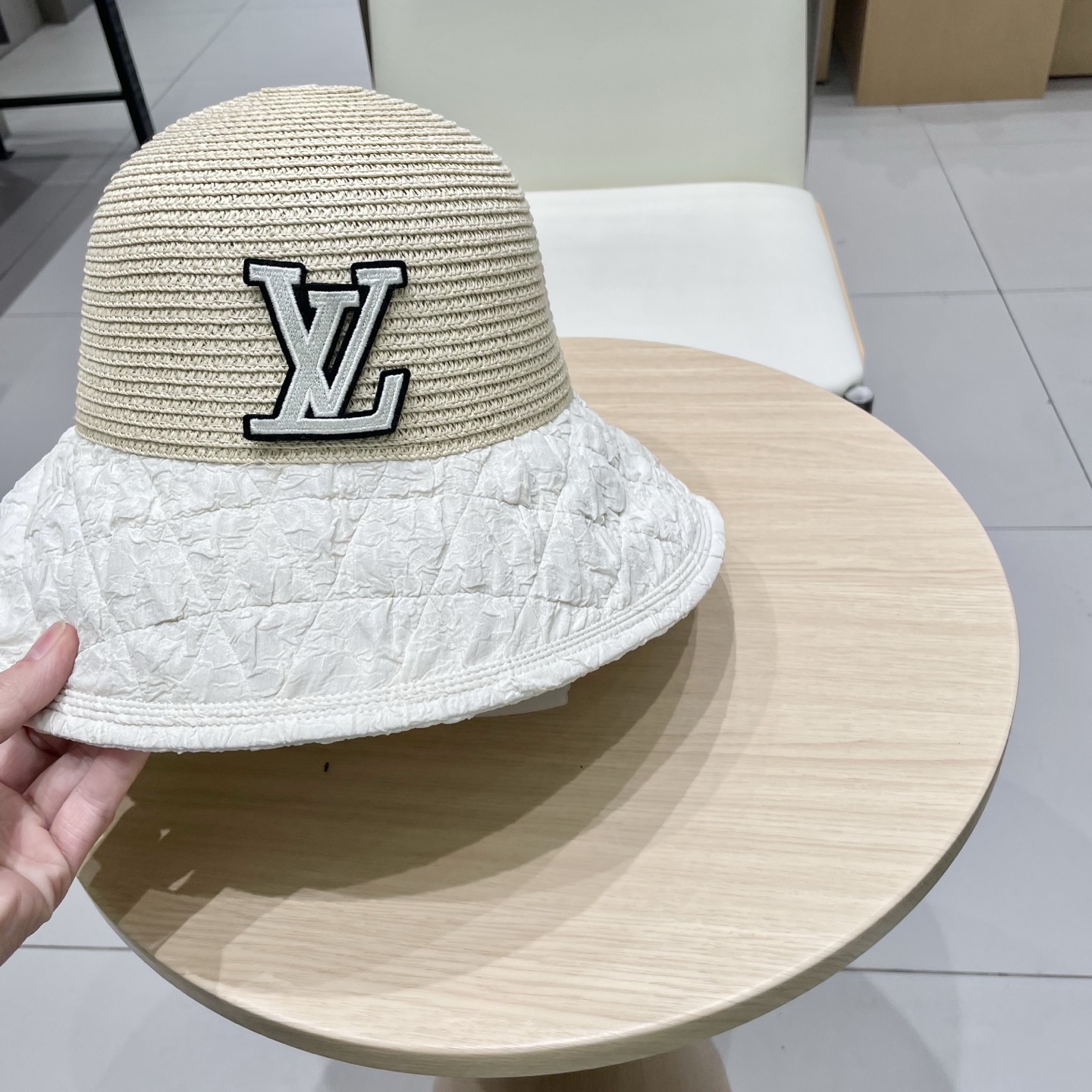   路易威登lVLouisVuitton蝴蝶结渔夫帽女夏季遮阳防晒草帽时尚洋气拼接草编显脸小盆帽