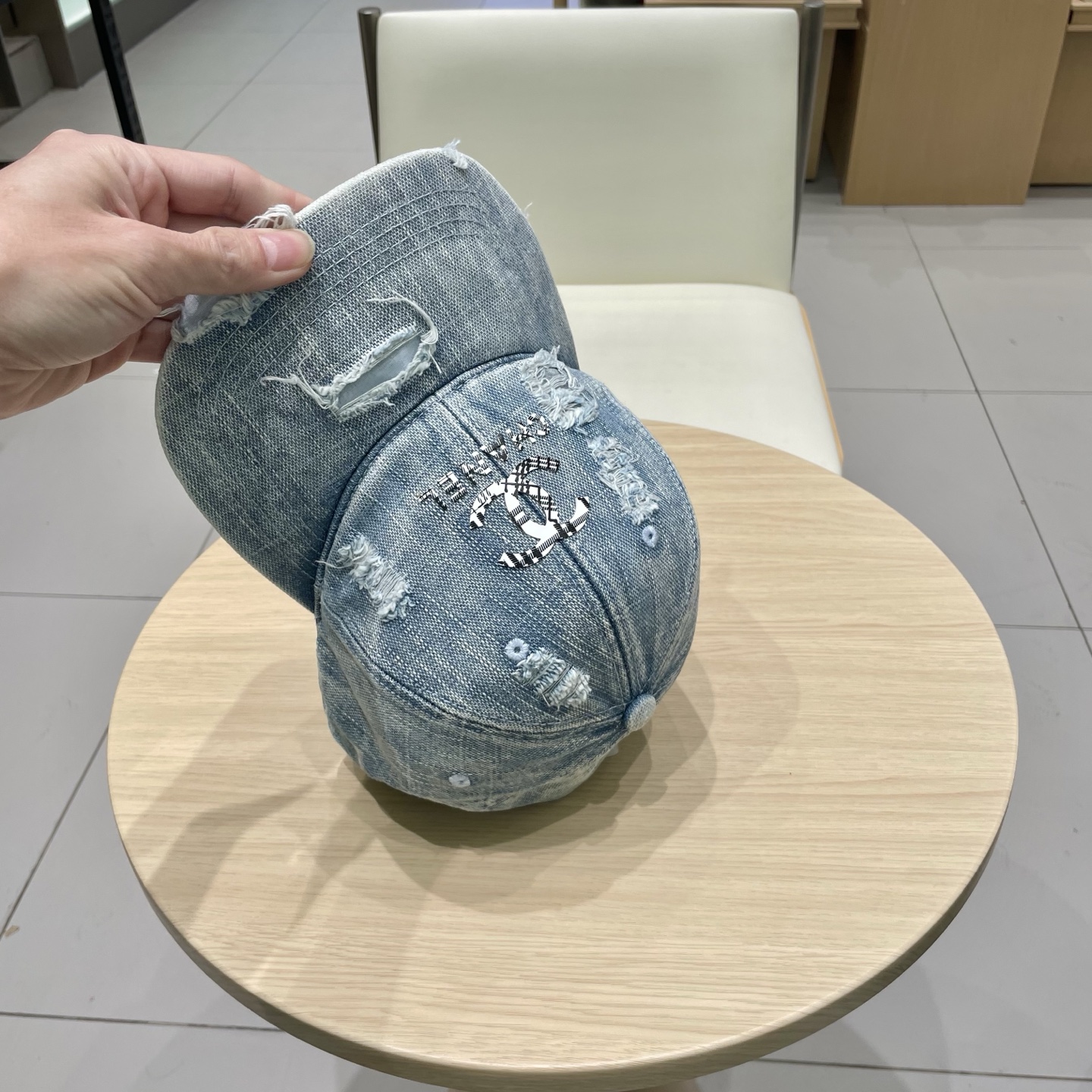   CHANEL香奈儿新款🆕牛仔蓝复古款式棒球帽🔸 节假日旅游带它出去美美哒❕  中古款哟.这种帽子不容