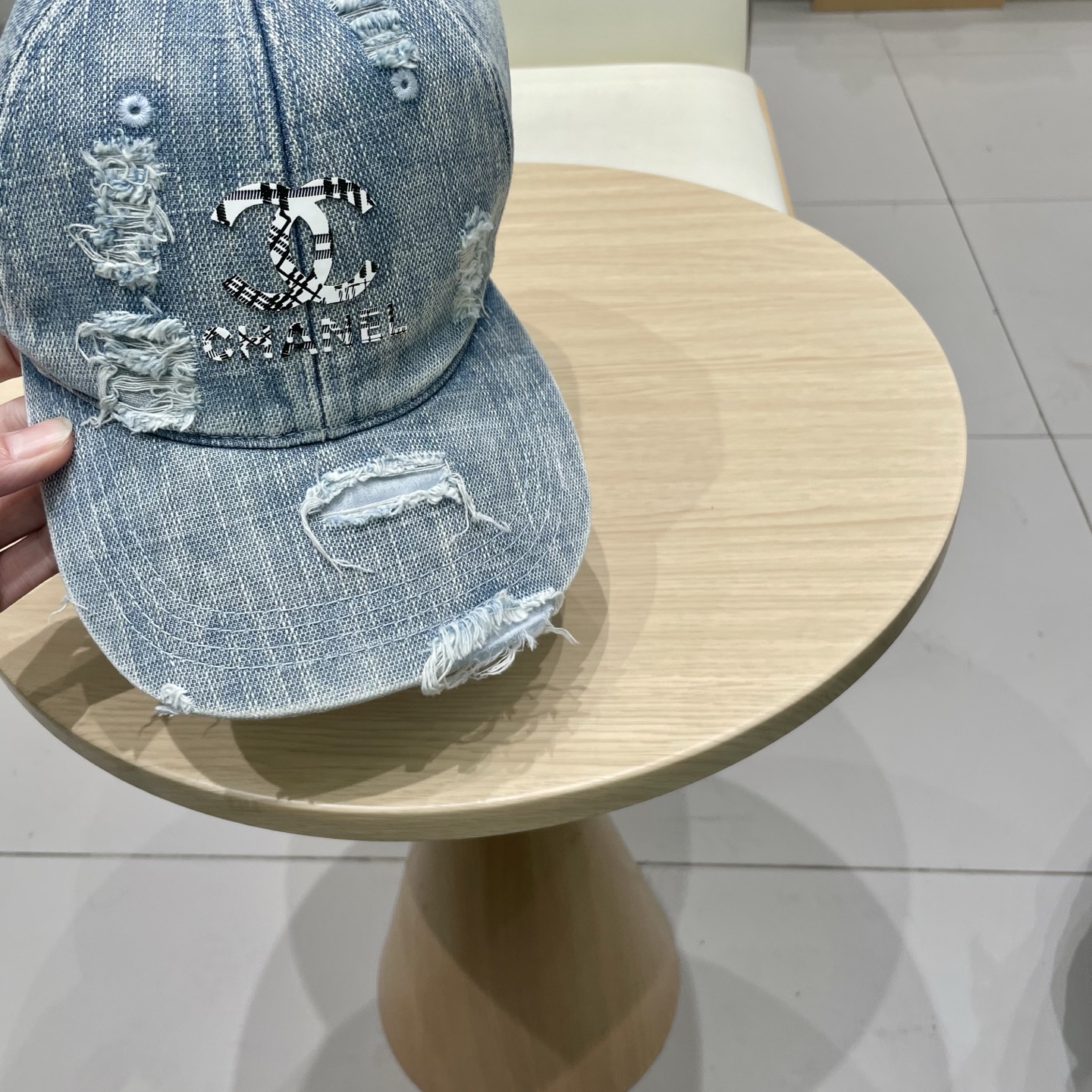   CHANEL香奈儿新款🆕牛仔蓝复古款式棒球帽🔸 节假日旅游带它出去美美哒❕  中古款哟.这种帽子不容