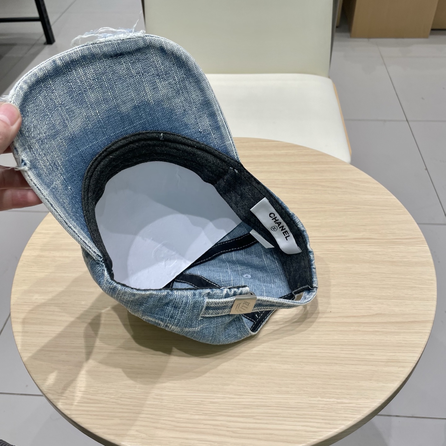   CHANEL香奈儿新款🆕牛仔蓝复古款式棒球帽🔸 节假日旅游带它出去美美哒❕  中古款哟.这种帽子不容
