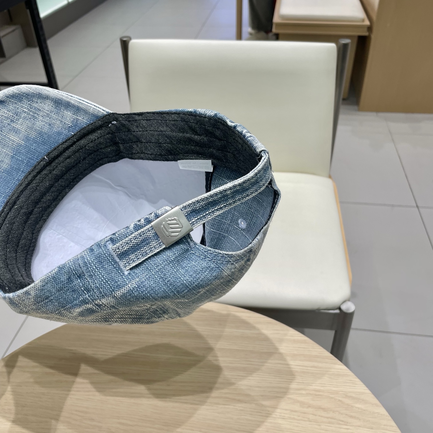   CHANEL香奈儿新款🆕牛仔蓝复古款式棒球帽🔸 节假日旅游带它出去美美哒❕  中古款哟.这种帽子不容