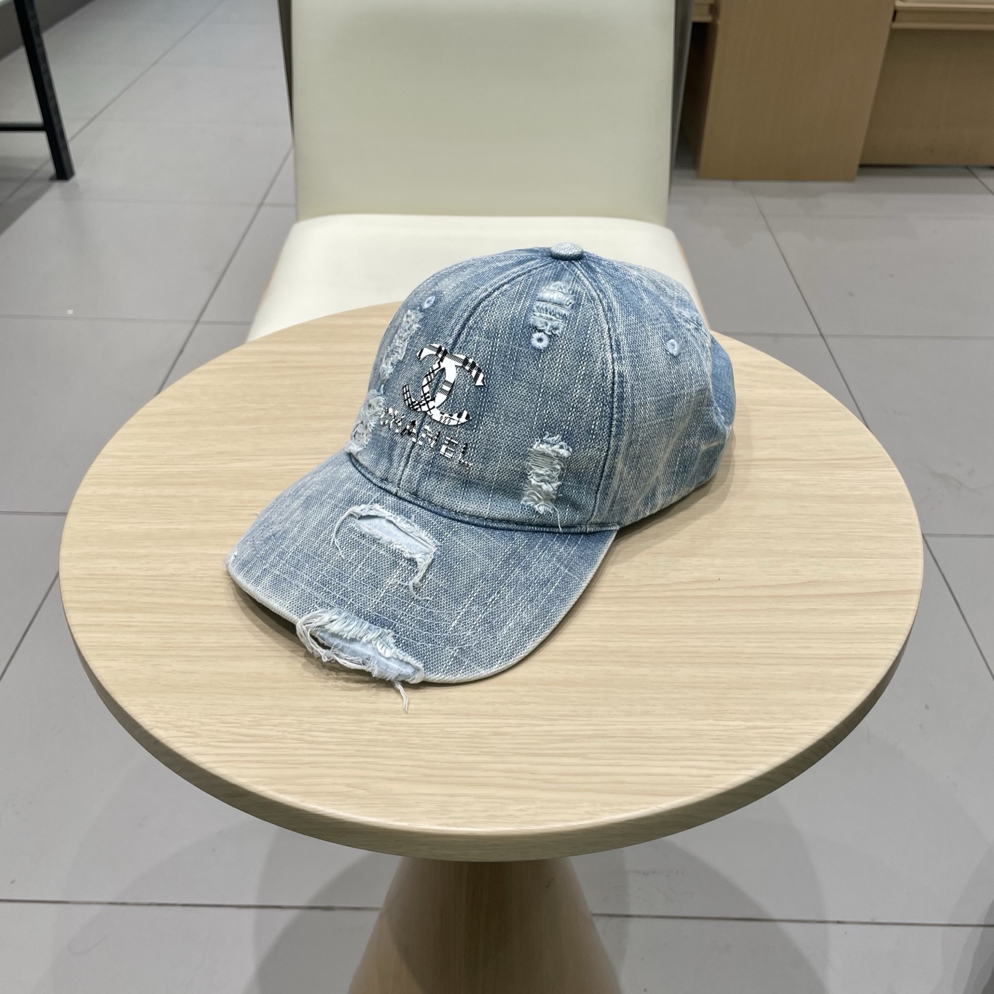   CHANEL香奈儿新款🆕牛仔蓝复古款式棒球帽🔸 节假日旅游带它出去美美哒❕  中古款哟.这种帽子不容