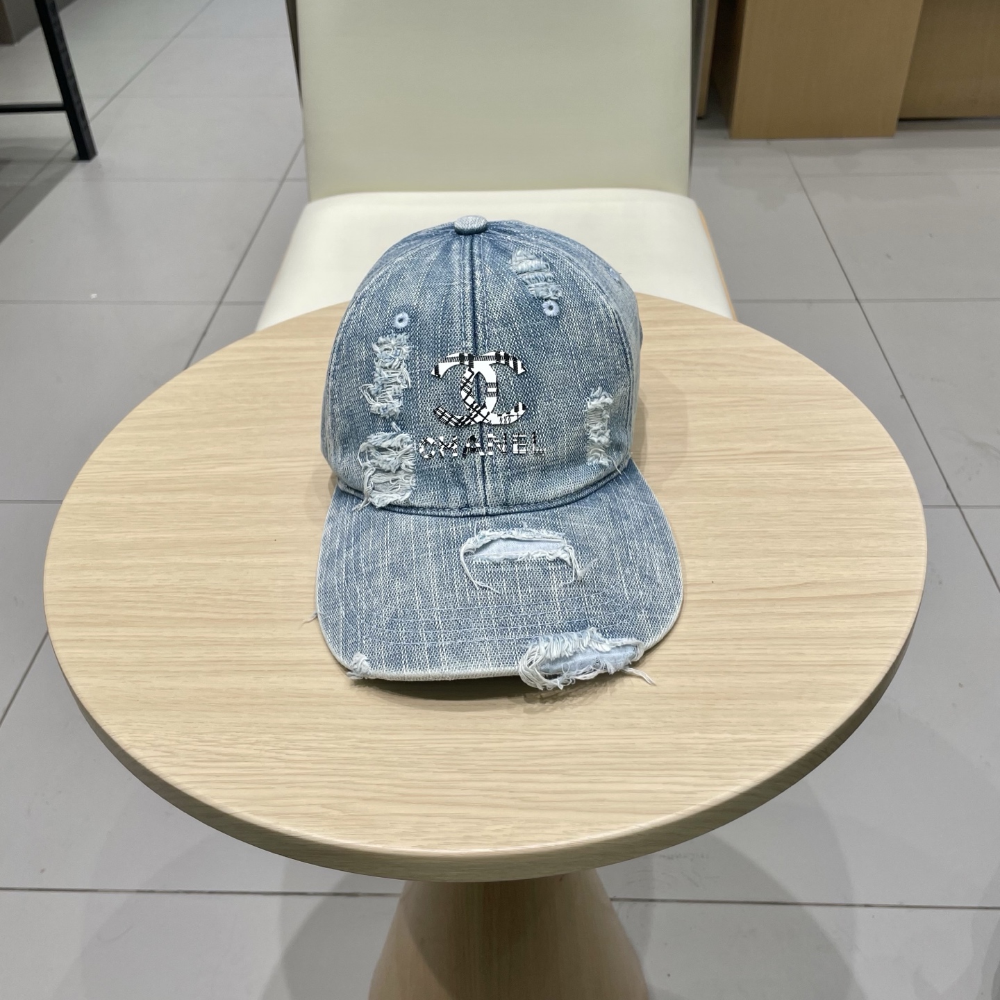   CHANEL香奈儿新款🆕牛仔蓝复古款式棒球帽🔸 节假日旅游带它出去美美哒❕  中古款哟.这种帽子不容