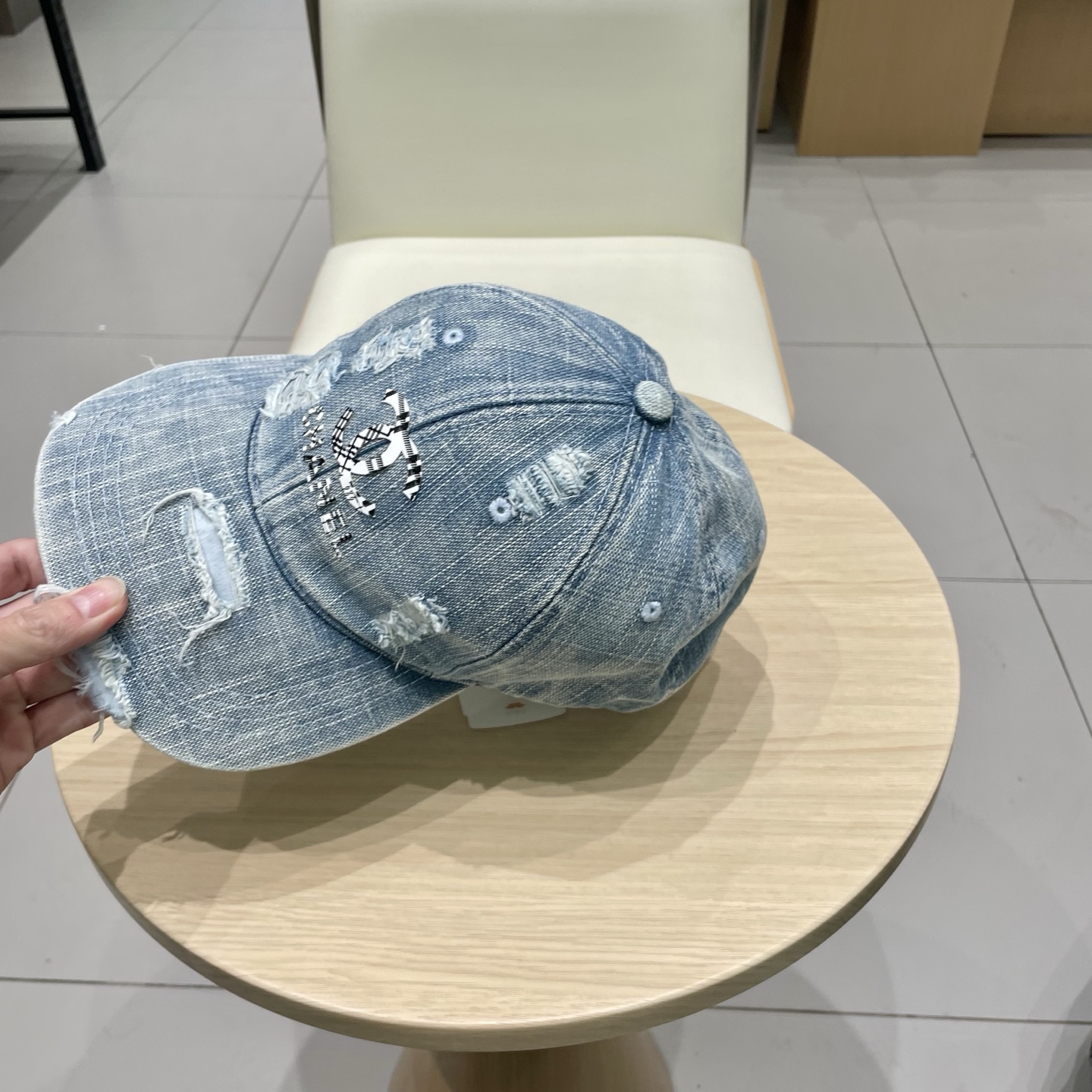   CHANEL香奈儿新款🆕牛仔蓝复古款式棒球帽🔸 节假日旅游带它出去美美哒❕  中古款哟.这种帽子不容