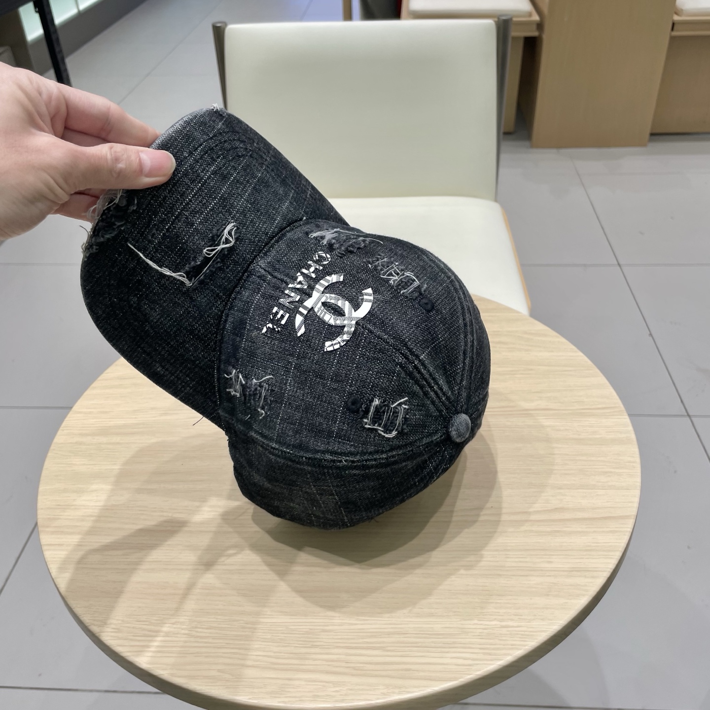   CHANEL香奈儿新款🆕牛仔蓝复古款式棒球帽🔸 节假日旅游带它出去美美哒❕  中古款哟.这种帽子不容