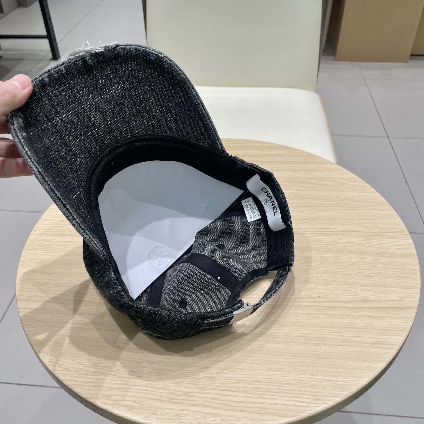   CHANEL香奈儿新款🆕牛仔蓝复古款式棒球帽🔸 节假日旅游带它出去美美哒❕  中古款哟.这种帽子不容