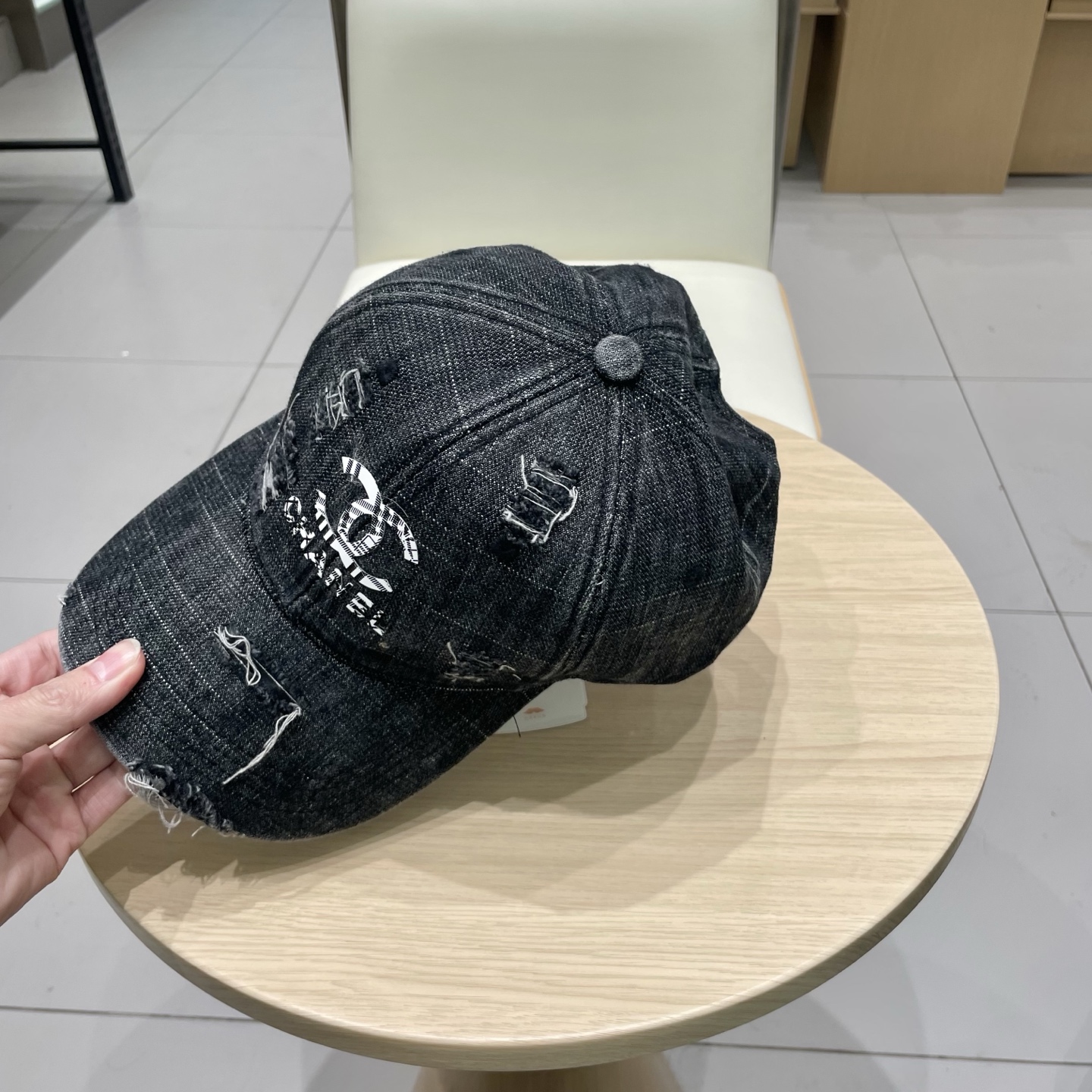   CHANEL香奈儿新款🆕牛仔蓝复古款式棒球帽🔸 节假日旅游带它出去美美哒❕  中古款哟.这种帽子不容