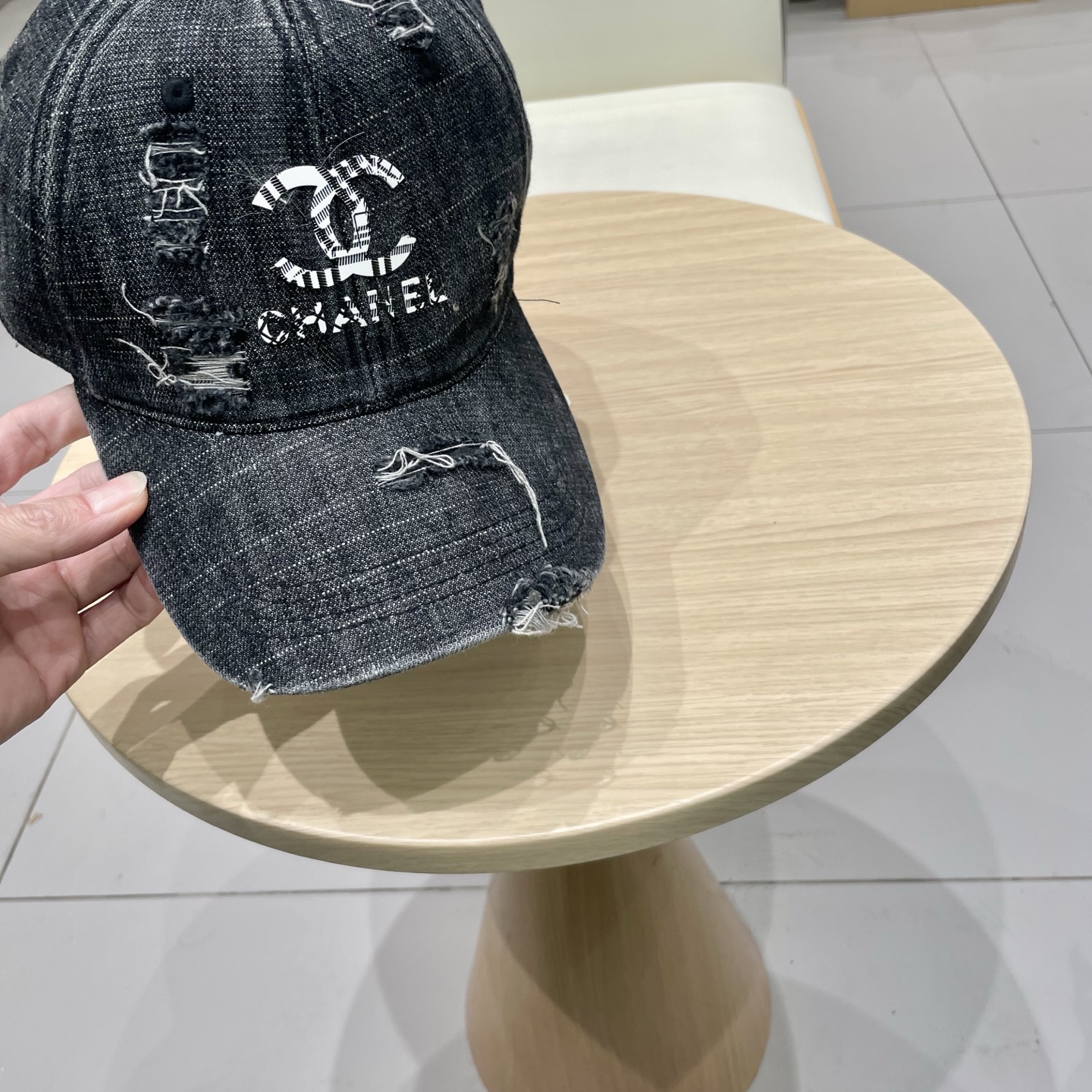   CHANEL香奈儿新款🆕牛仔蓝复古款式棒球帽🔸 节假日旅游带它出去美美哒❕  中古款哟.这种帽子不容