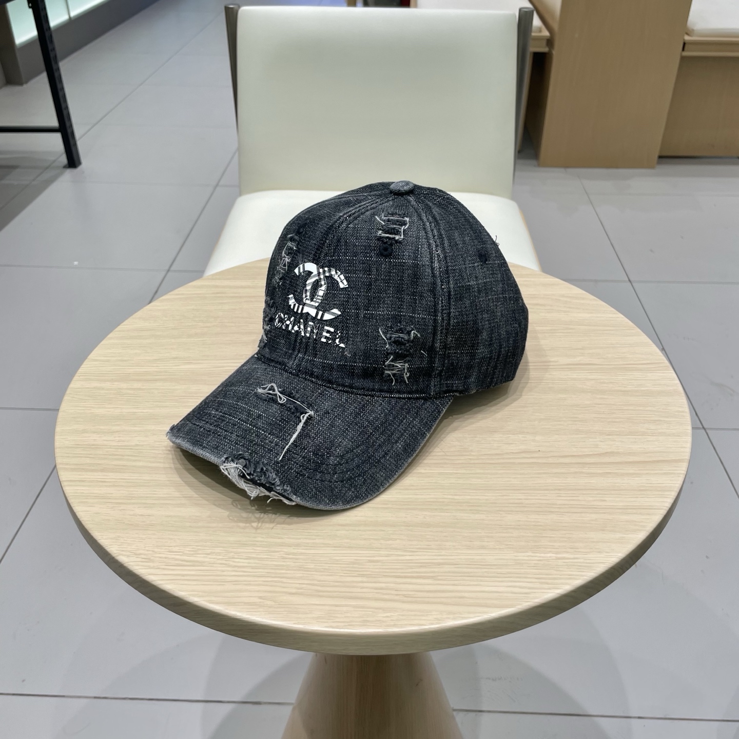   CHANEL香奈儿新款🆕牛仔蓝复古款式棒球帽🔸 节假日旅游带它出去美美哒❕  中古款哟.这种帽子不容