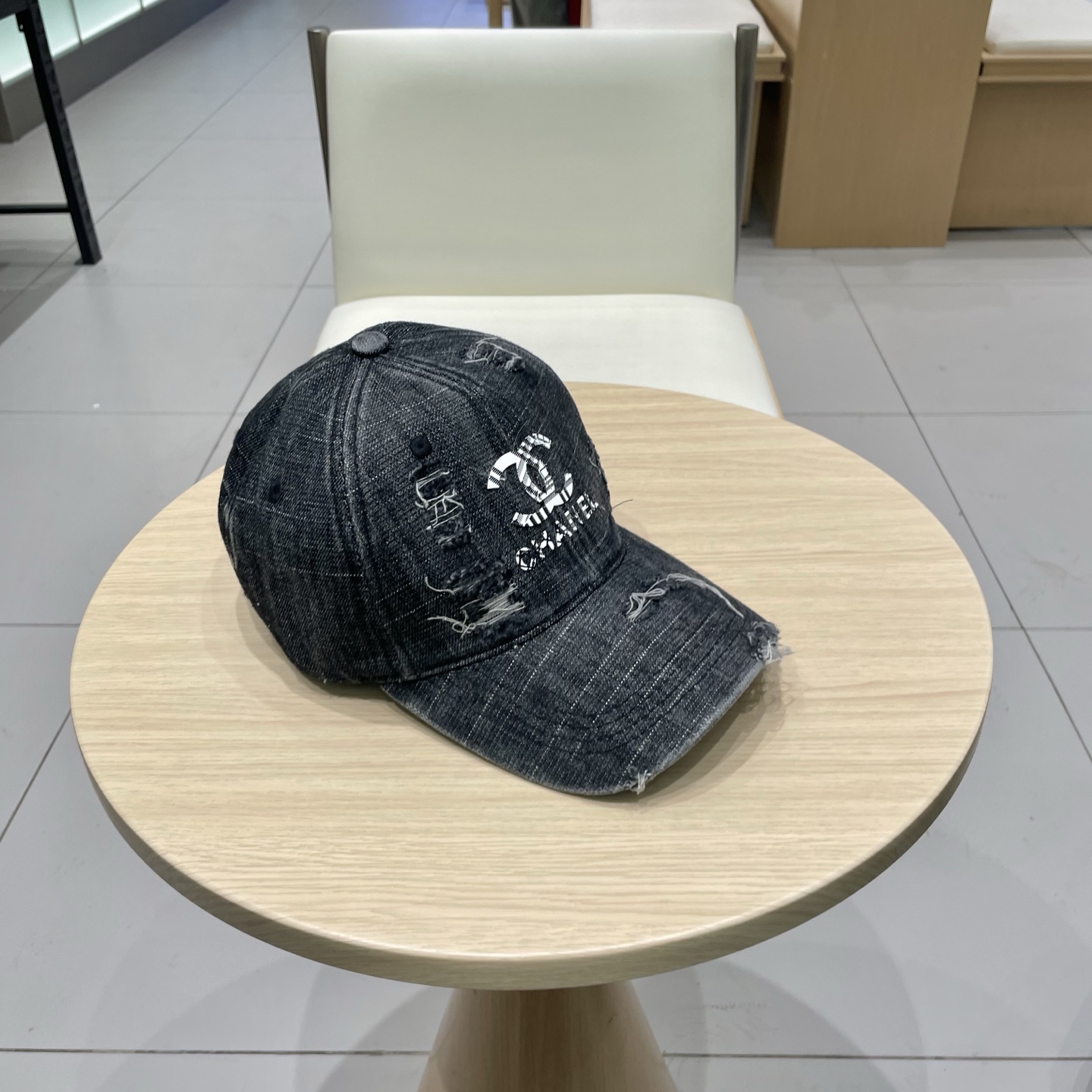   CHANEL香奈儿新款🆕牛仔蓝复古款式棒球帽🔸 节假日旅游带它出去美美哒❕  中古款哟.这种帽子不容