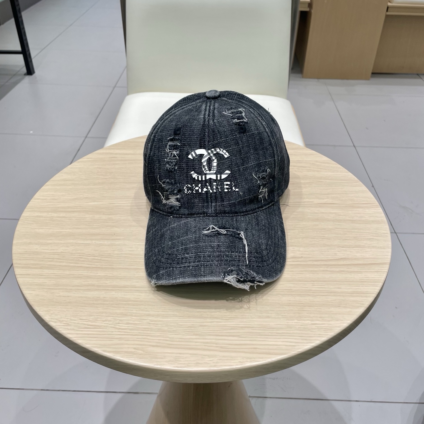   CHANEL香奈儿新款🆕牛仔蓝复古款式棒球帽🔸 节假日旅游带它出去美美哒❕  中古款哟.这种帽子不容