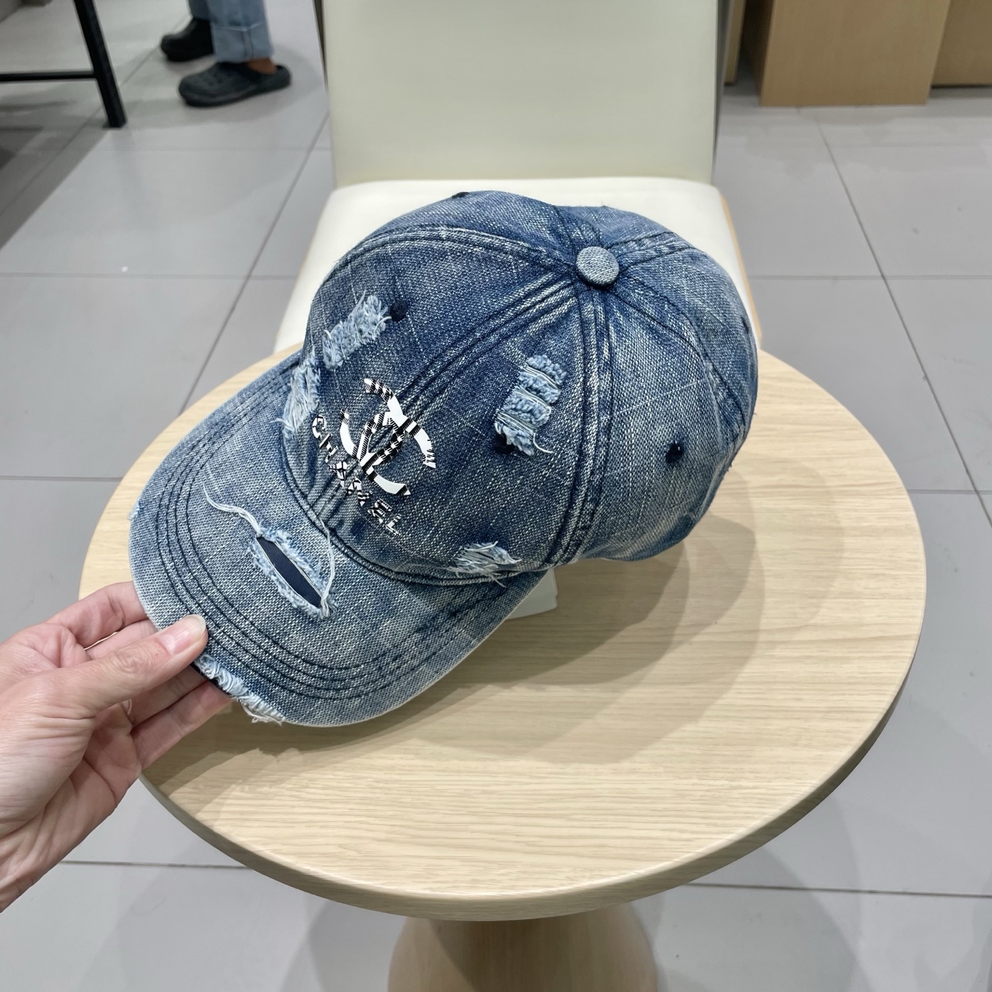   CHANEL香奈儿新款🆕牛仔蓝复古款式棒球帽🔸 节假日旅游带它出去美美哒❕  中古款哟.这种帽子不容