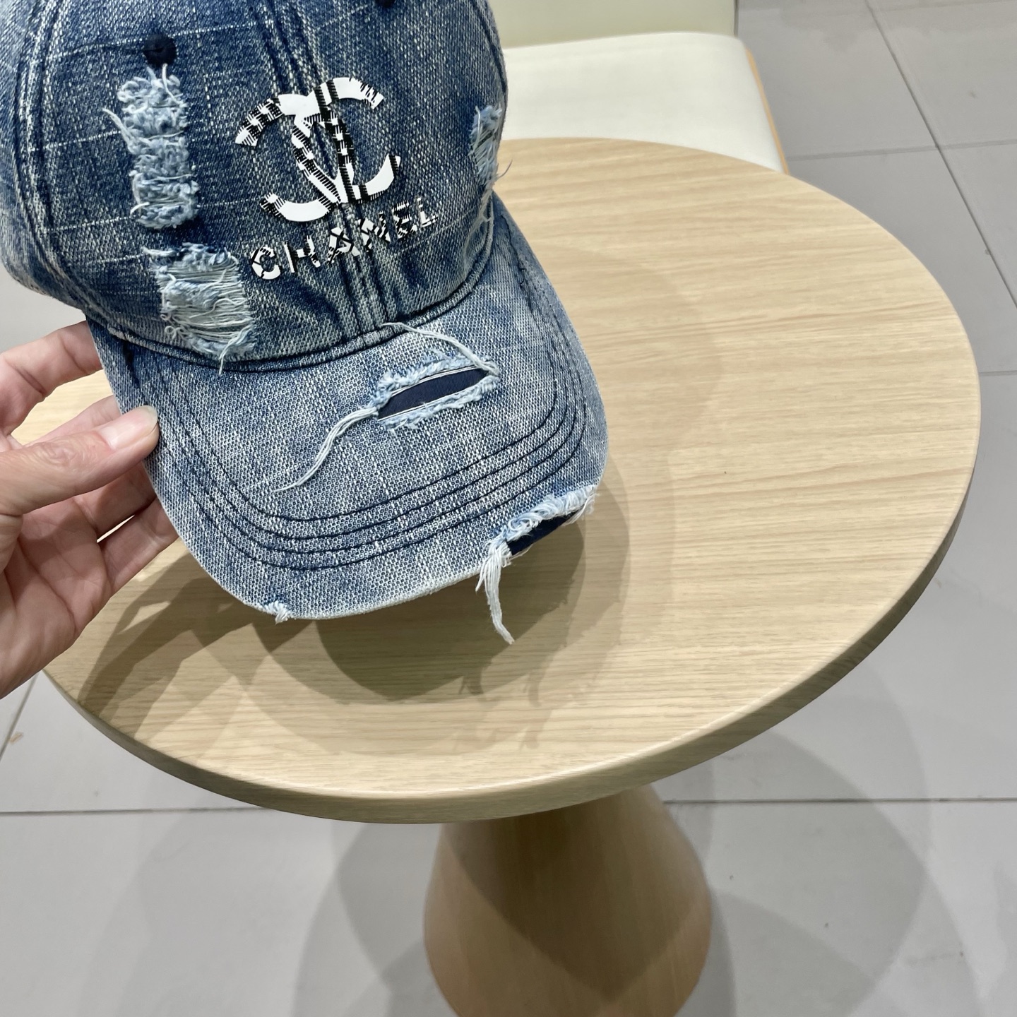   CHANEL香奈儿新款🆕牛仔蓝复古款式棒球帽🔸 节假日旅游带它出去美美哒❕  中古款哟.这种帽子不容