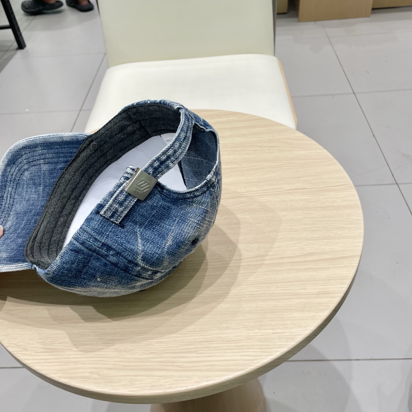   CHANEL香奈儿新款🆕牛仔蓝复古款式棒球帽🔸 节假日旅游带它出去美美哒❕  中古款哟.这种帽子不容