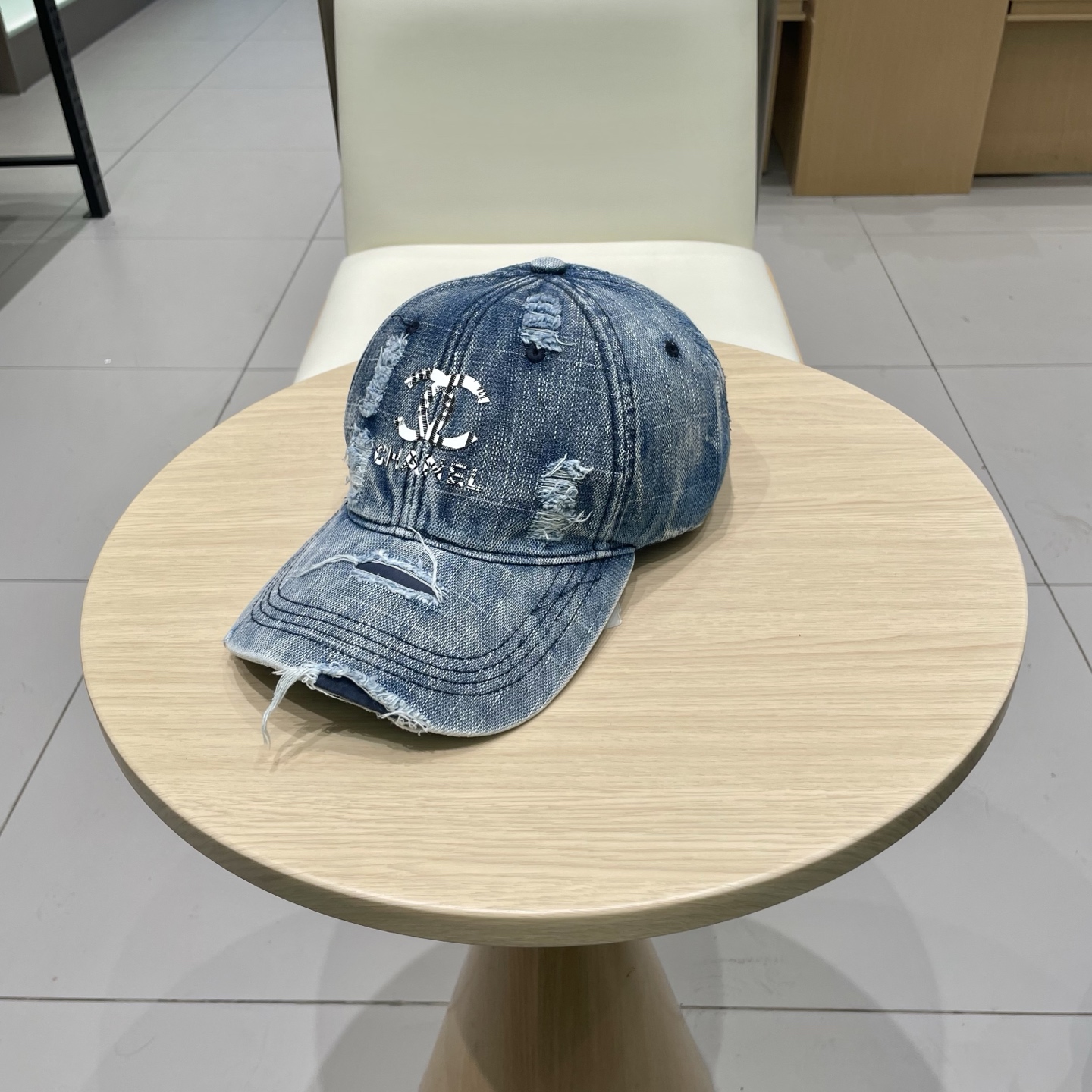   CHANEL香奈儿新款🆕牛仔蓝复古款式棒球帽🔸 节假日旅游带它出去美美哒❕  中古款哟.这种帽子不容