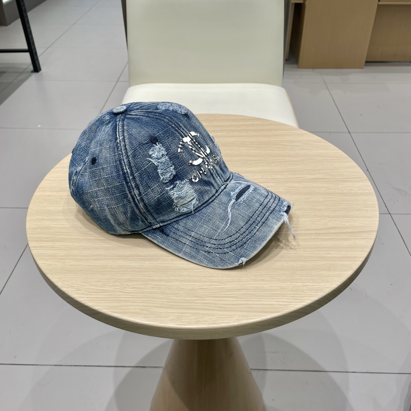   CHANEL香奈儿新款🆕牛仔蓝复古款式棒球帽🔸 节假日旅游带它出去美美哒❕  中古款哟.这种帽子不容