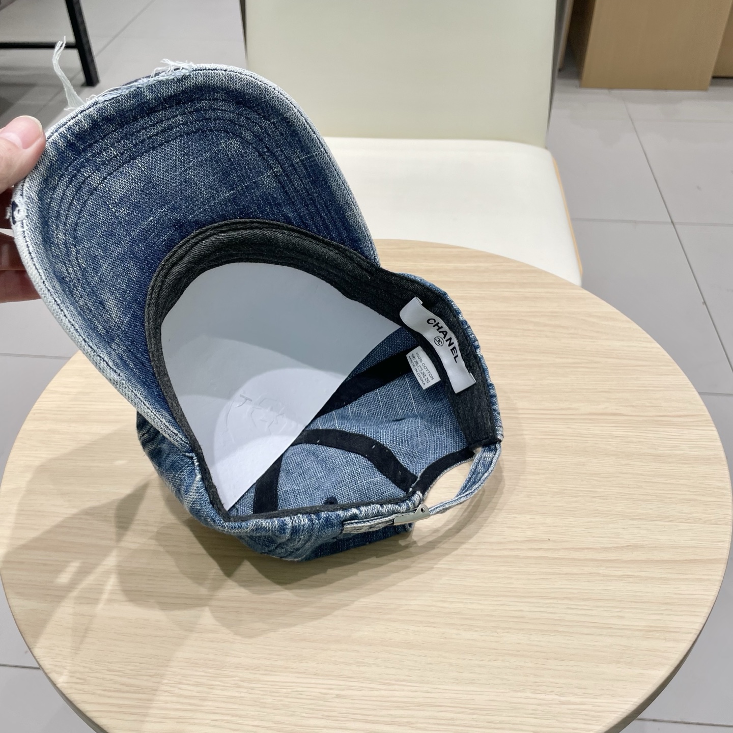   CHANEL香奈儿新款🆕牛仔蓝复古款式棒球帽🔸 节假日旅游带它出去美美哒❕  中古款哟.这种帽子不容