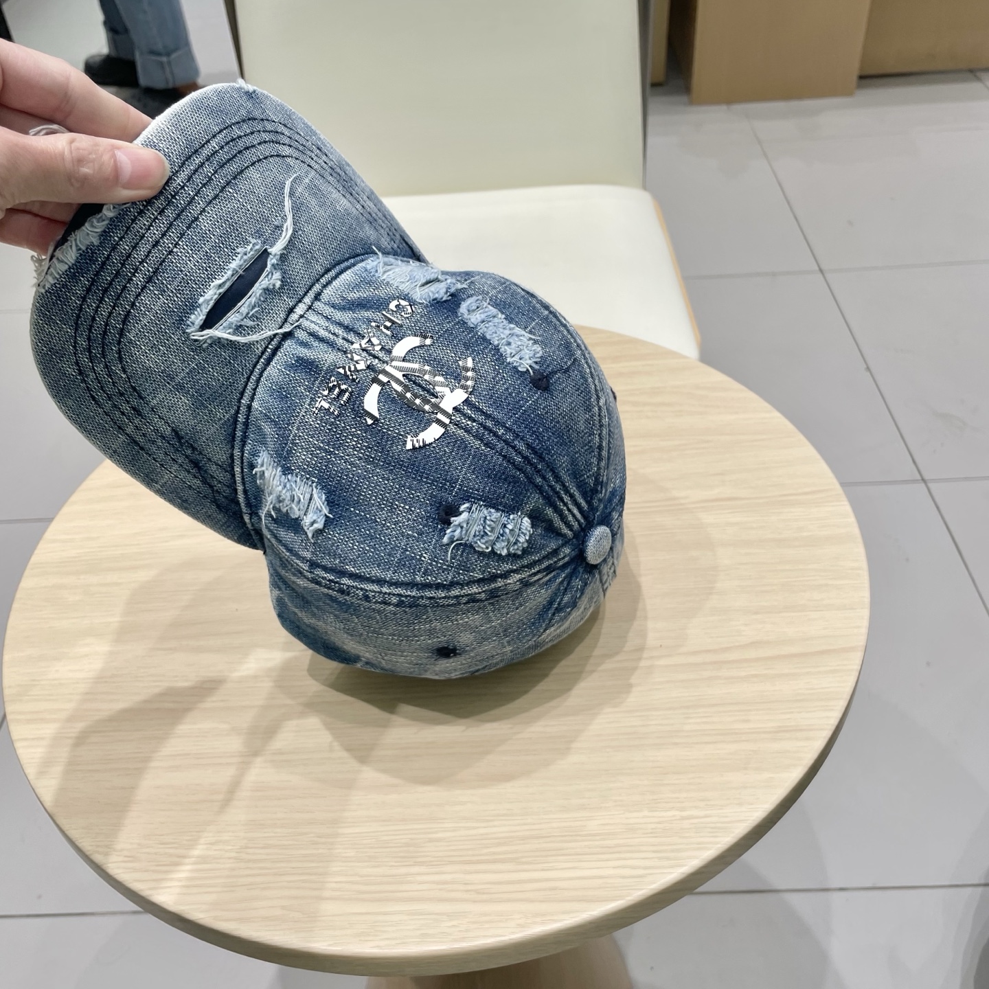   CHANEL香奈儿新款🆕牛仔蓝复古款式棒球帽🔸 节假日旅游带它出去美美哒❕  中古款哟.这种帽子不容