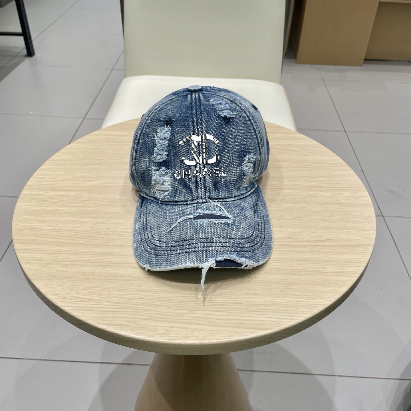   CHANEL香奈儿新款🆕牛仔蓝复古款式棒球帽🔸 节假日旅游带它出去美美哒❕  中古款哟.这种帽子不容
